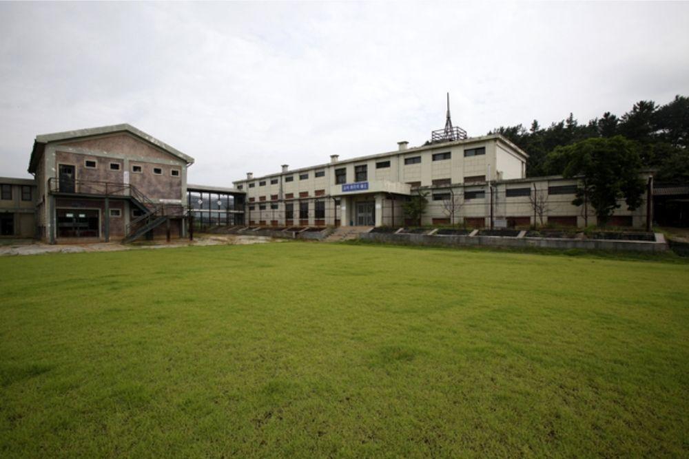 Jadi Lokasi Syuting, Ini 10 Potret & Fakta Menarik Iksan Prison Set 