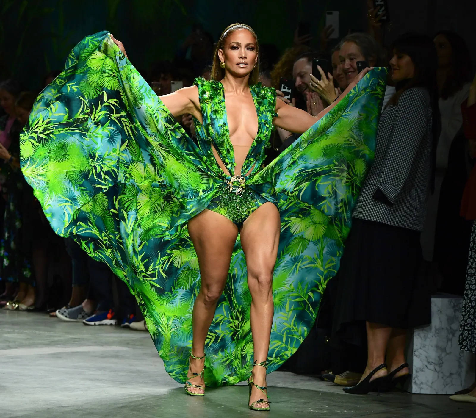 Publik Figur yang Pernah Gunakan Dress Hijau Versace J.Lo yang Ikonik