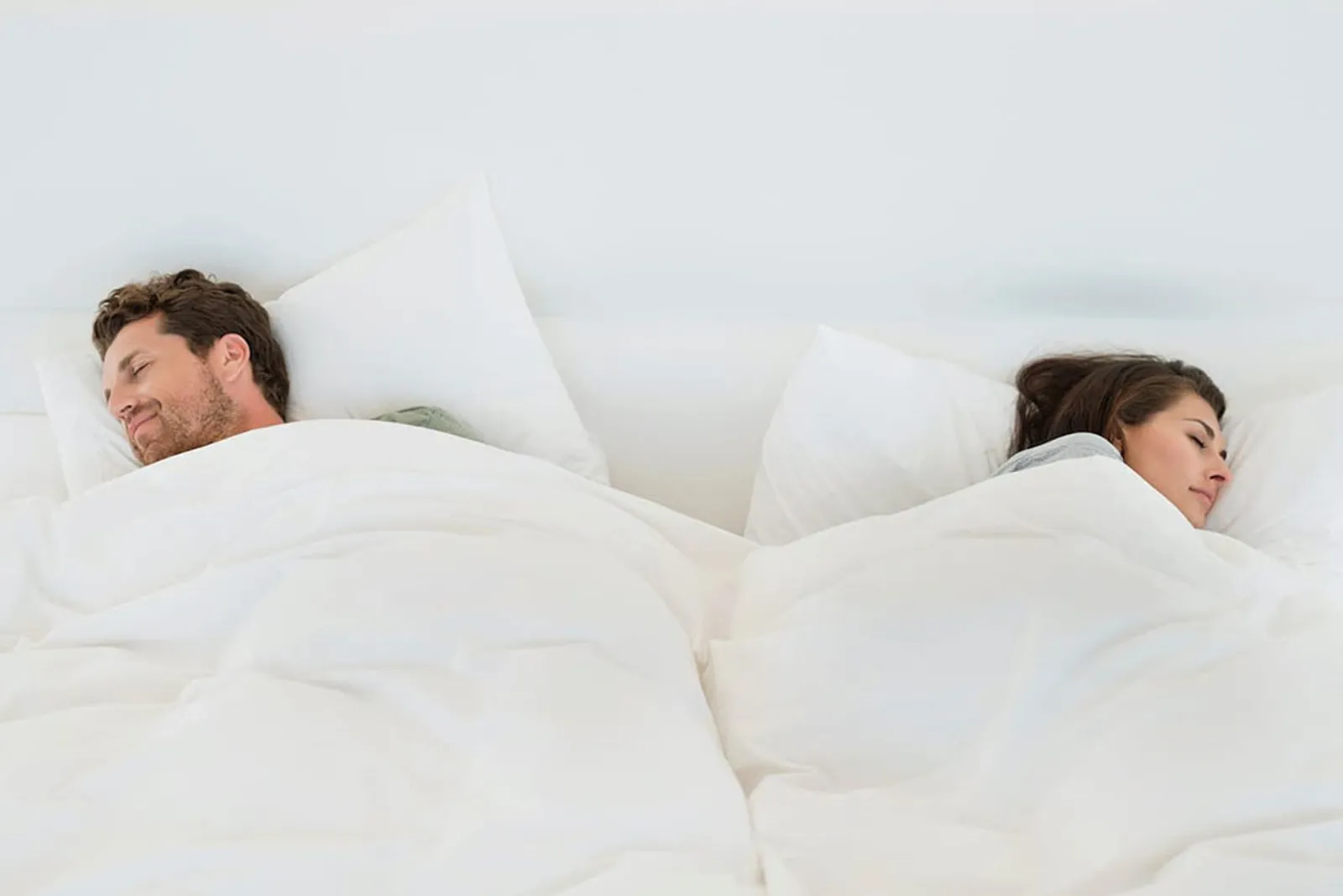 10 Arti Posisi Tidur Kamu dan Pasangan, Menurut Pakar Bahasa Tubuh