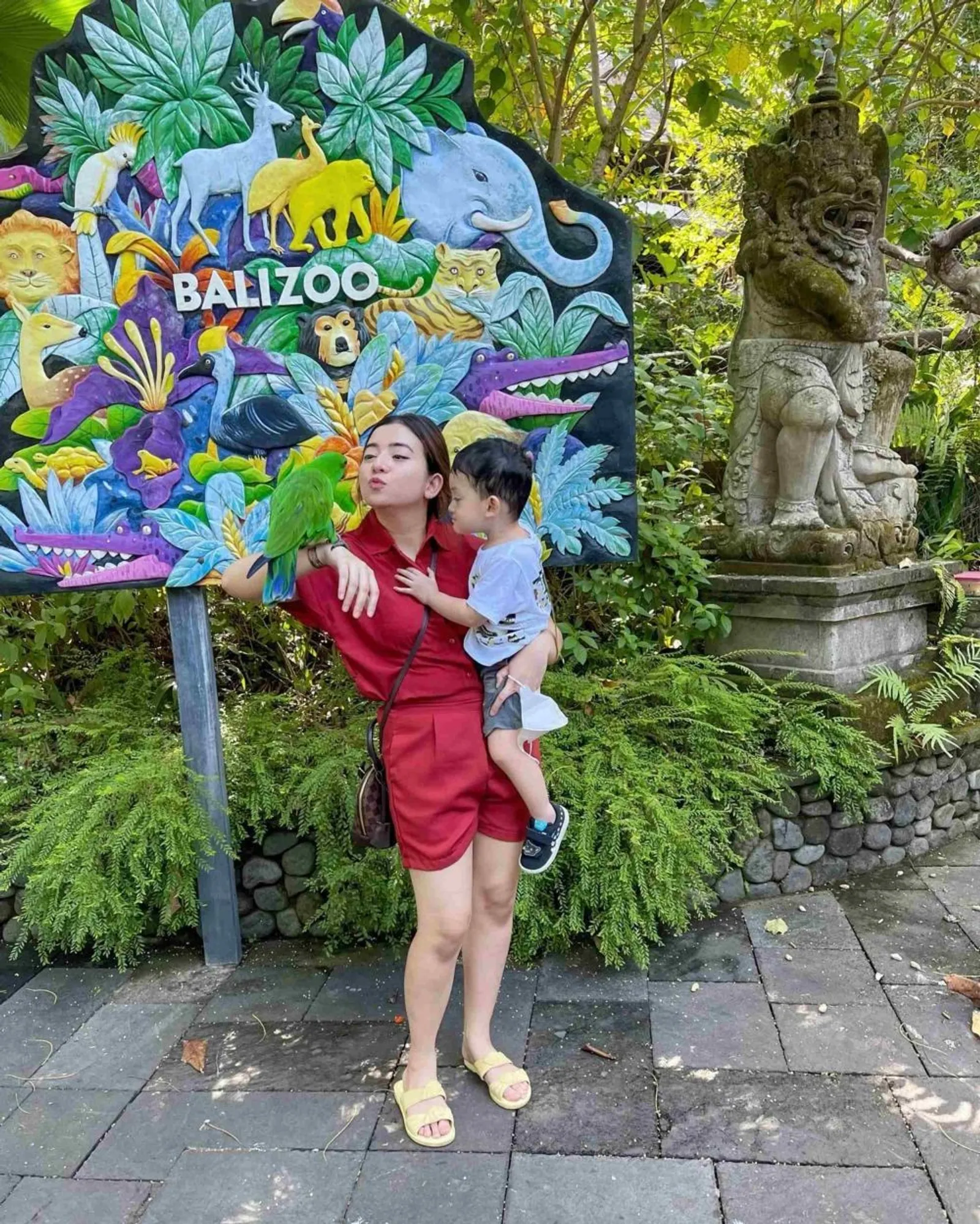 Family Goals! 9 Potret Artis Keturunan Bali Saat Momong Anak