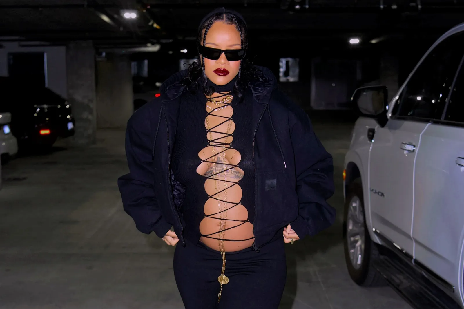 Tetap Seksi, Rihanna Pamer Baby Bump dengan Outfit Serba Hitam