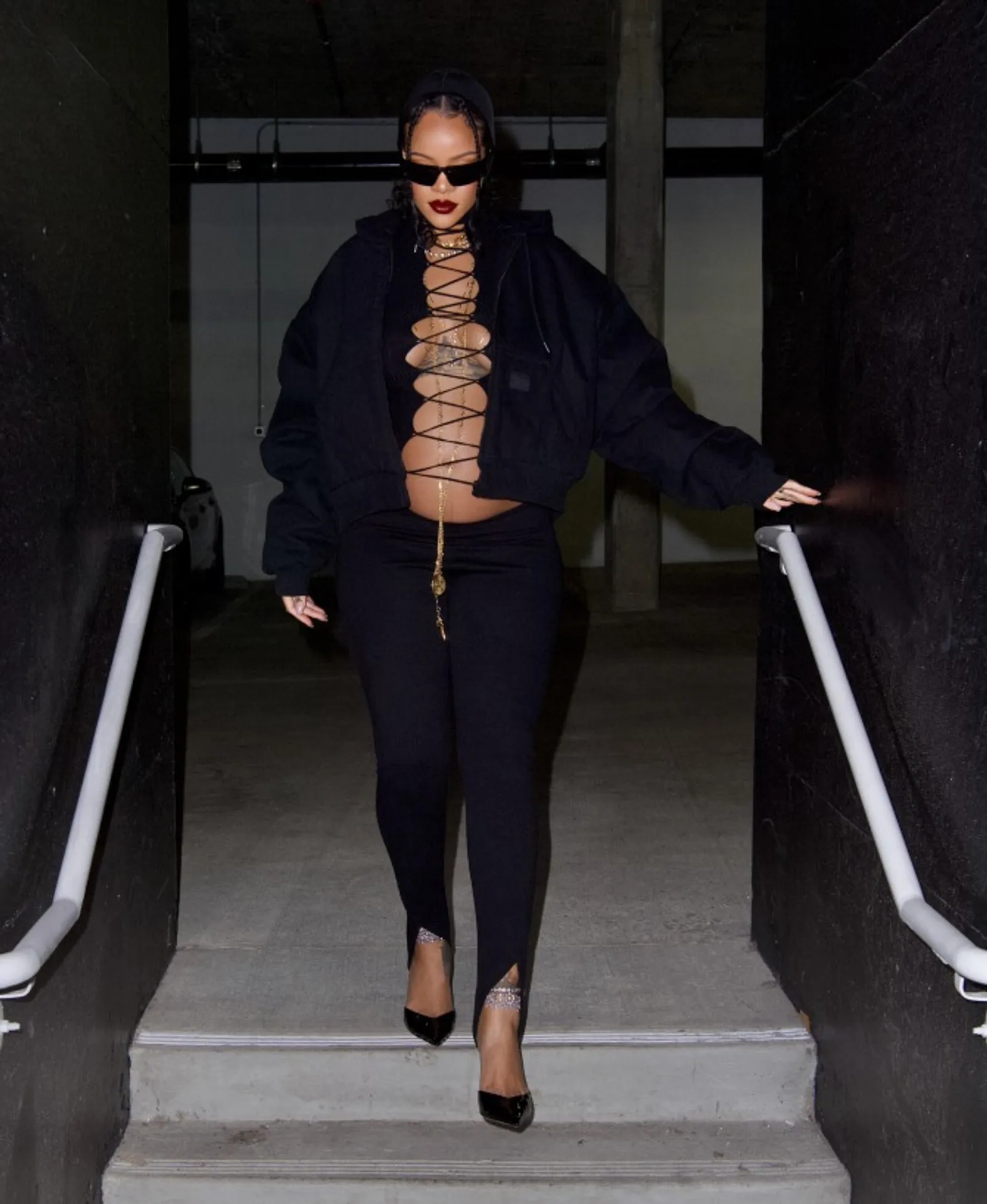 Tetap Seksi, Rihanna Pamer Baby Bump dengan Outfit Serba Hitam