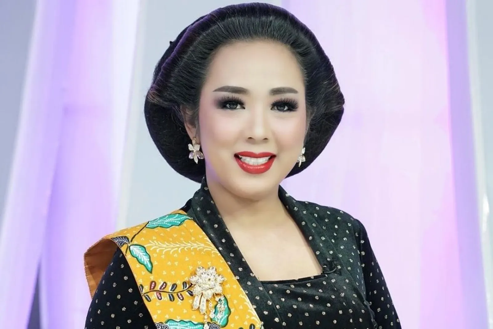 Kenakan Kebaya, Ini Penampilan Menawan A la Soimah 