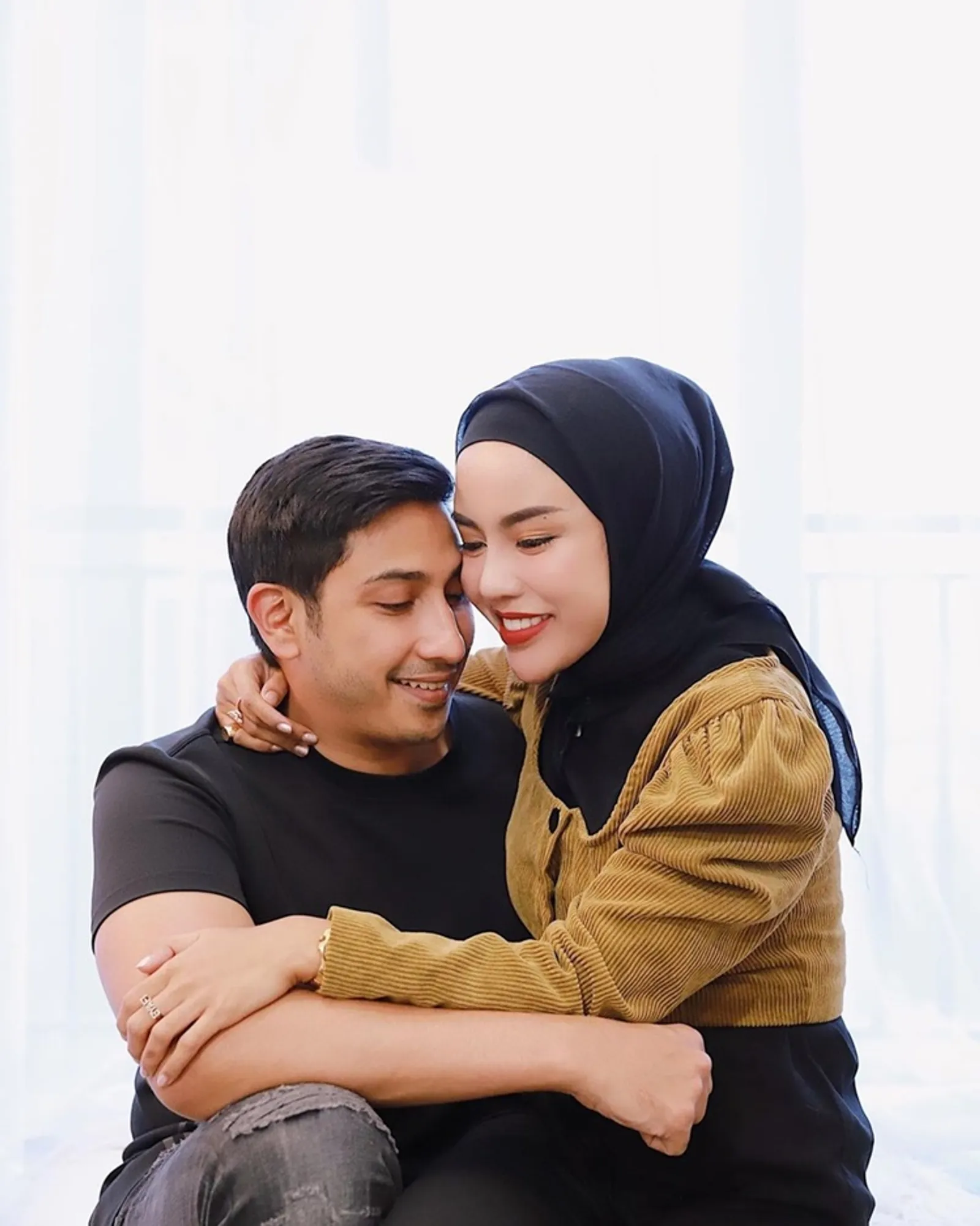 Lepas Hijab, Ini Kronologi Keretakan Rumah Tangga Medina Zein & Suami