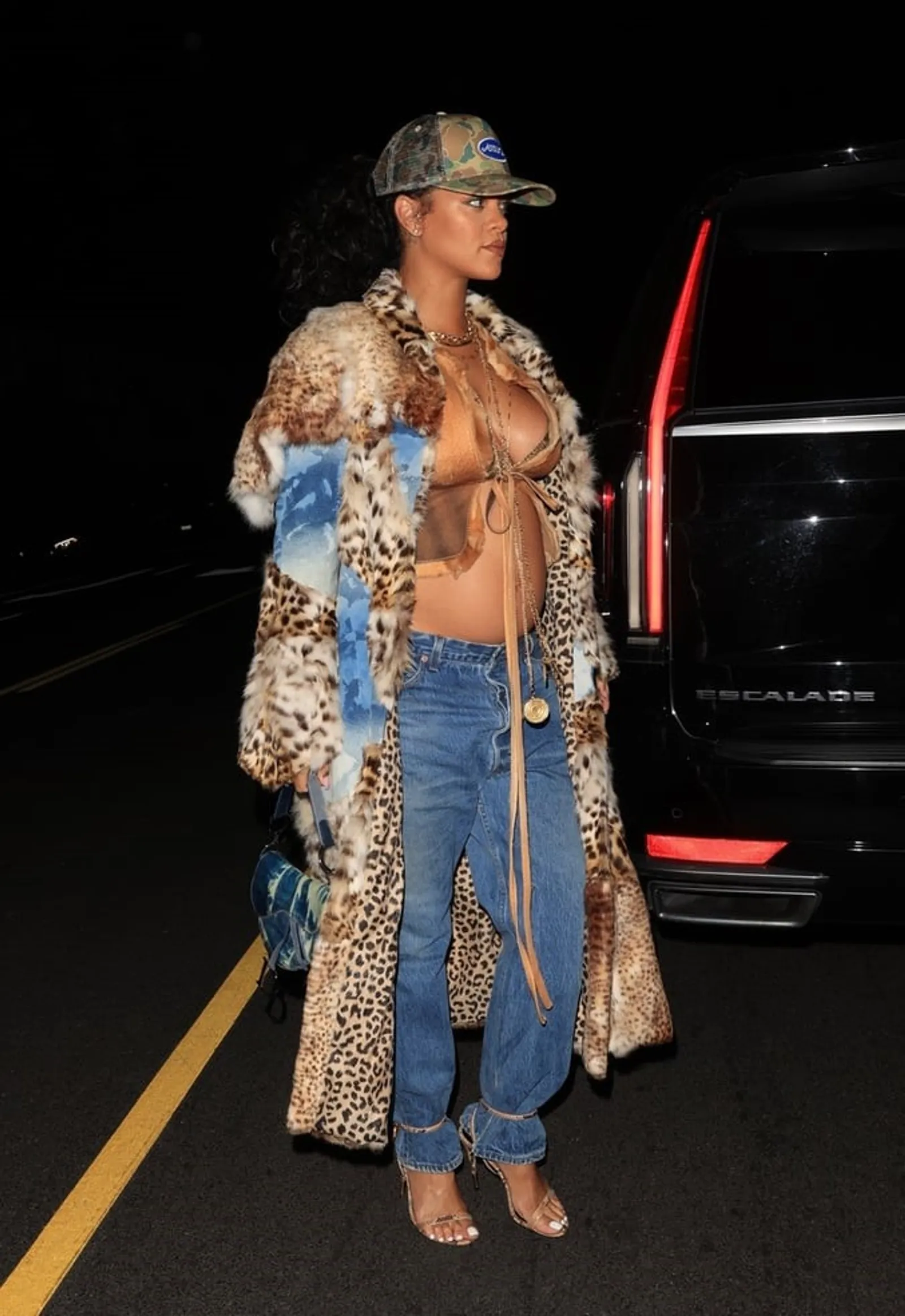 Pakaian Warna Kulit, Penampilan Rihanna Berhasil Bikin Salfok