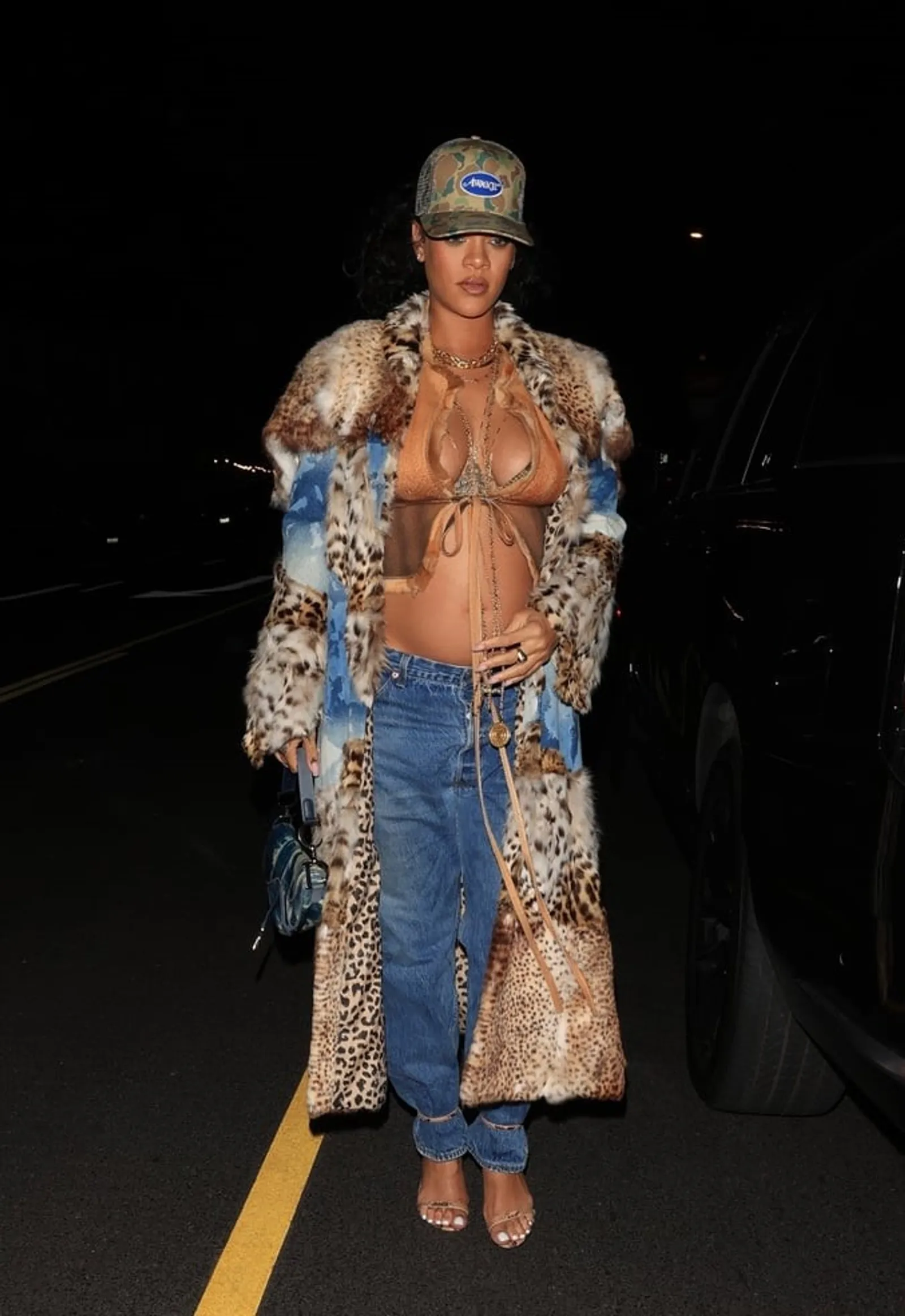 Pakaian Warna Kulit, Penampilan Rihanna Berhasil Bikin Salfok