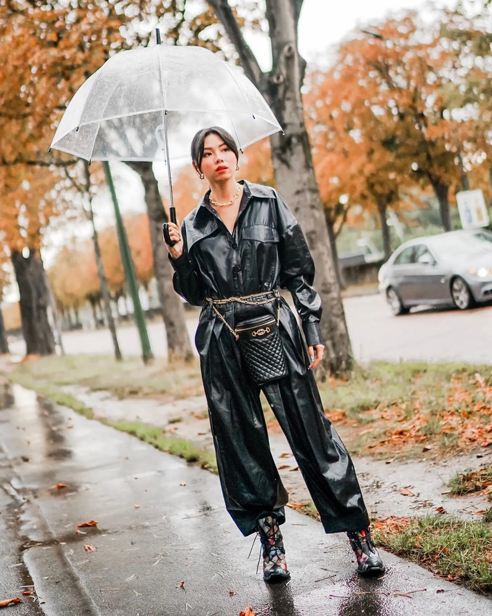 Ide Outfit Pakai Jumpsuit di Musim Hujan, Tetap Trendi!