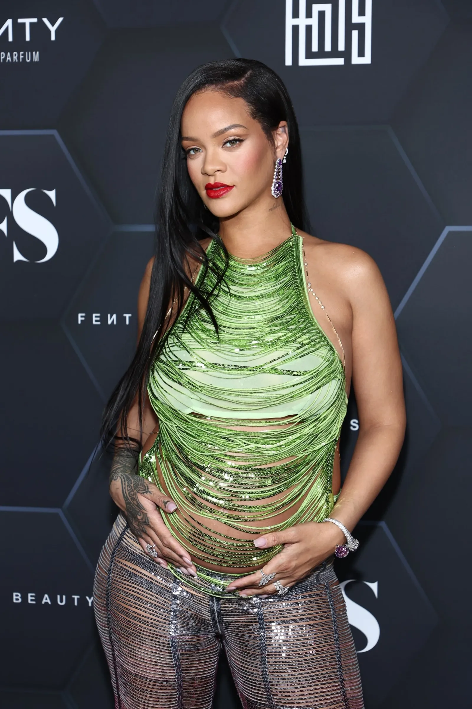 Rihanna Lagi-lagi Tampil Seksi saat Hamil Pakai Baju 'Kurang Bahan'