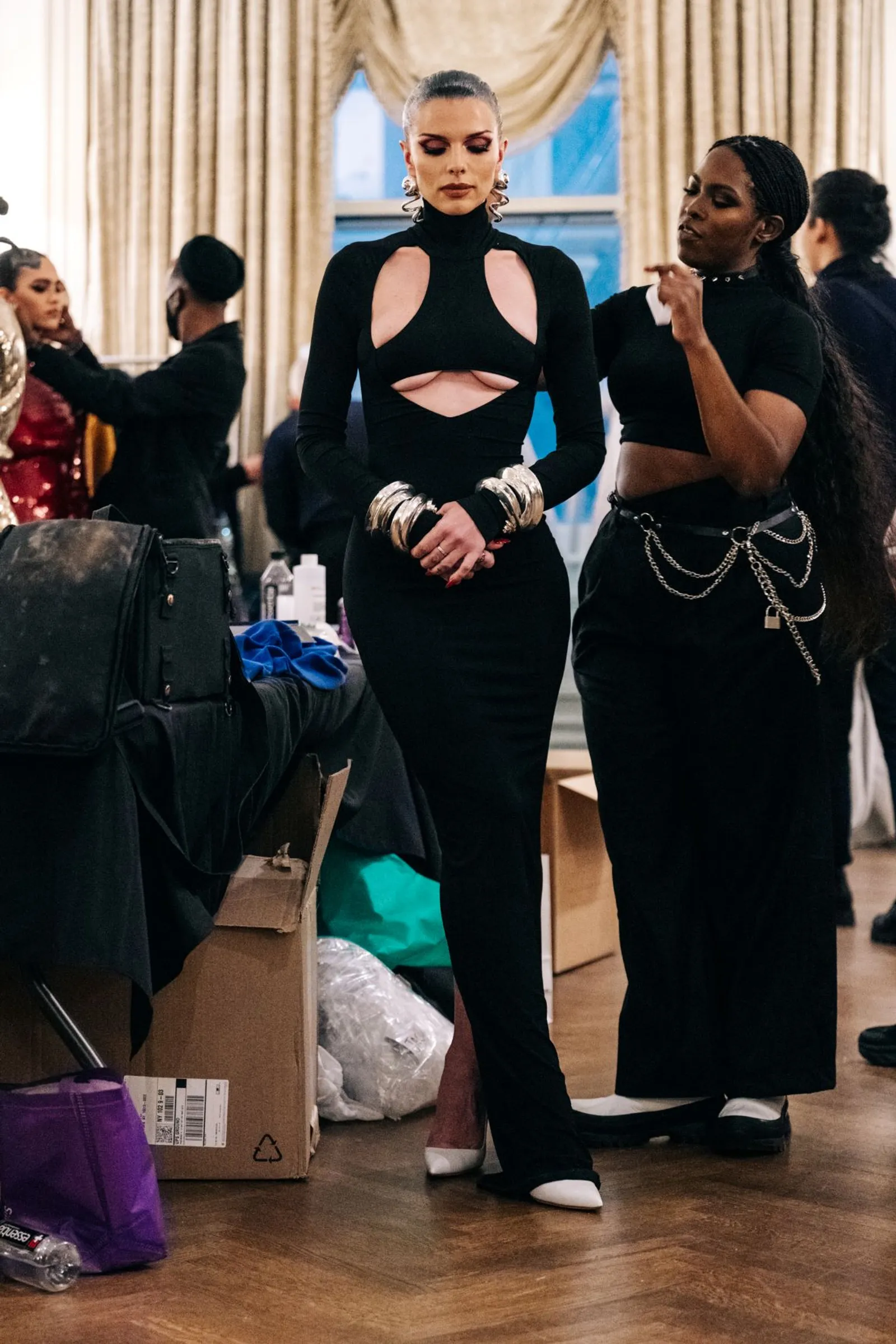 Putus dari Kanye West, Julia Fox Debut di Runway New York Fashion Week