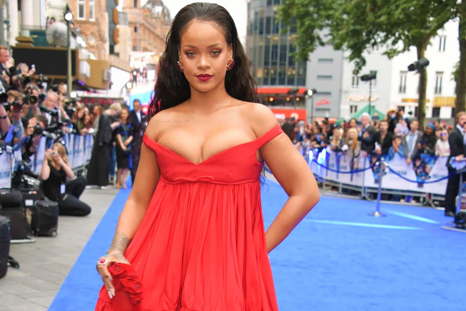 Deretan Gaya Rihanna Pakai Outfit Warna Merah yang Kelewat Seksi