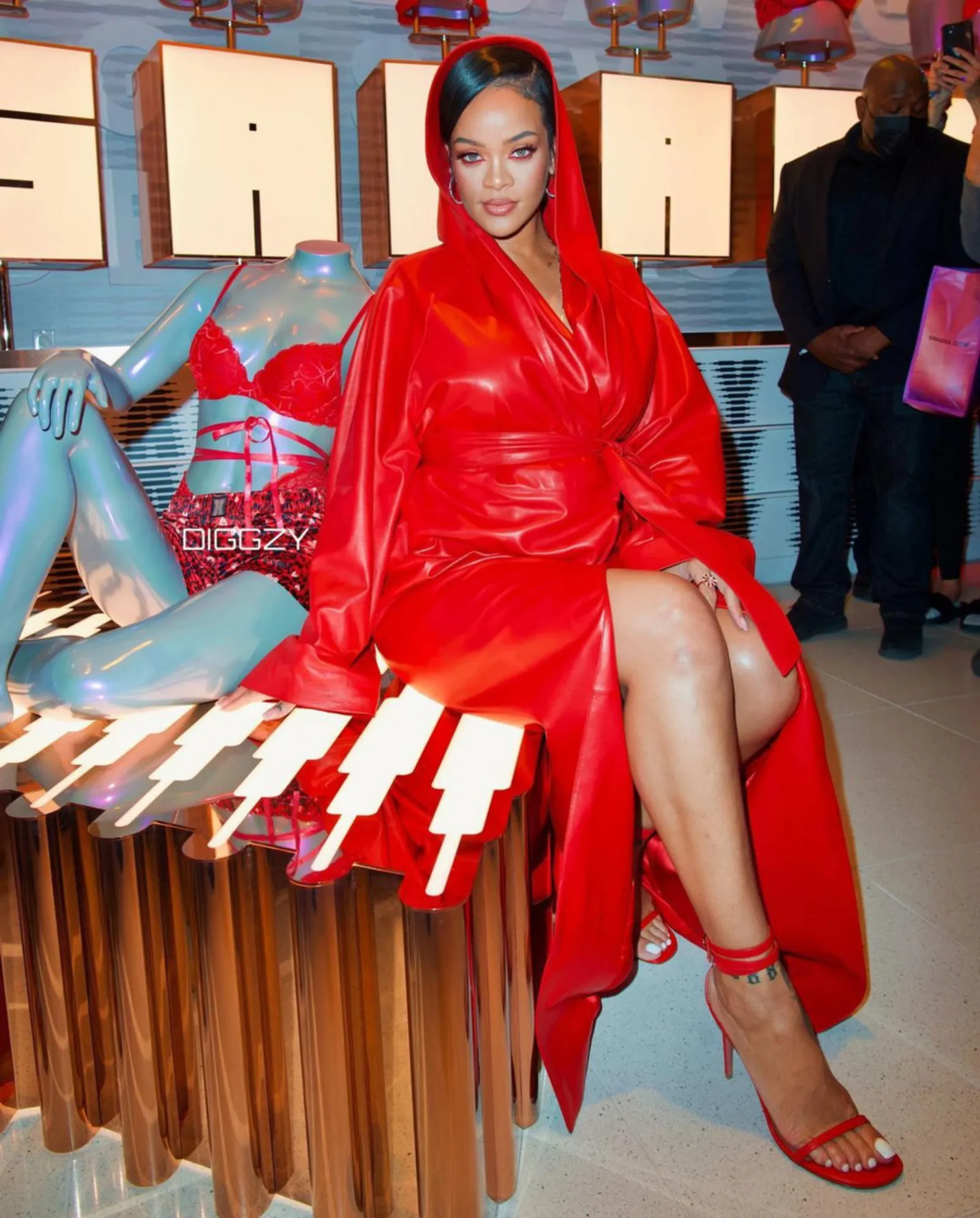 Deretan Gaya Rihanna Pakai Outfit Warna Merah yang Kelewat Seksi
