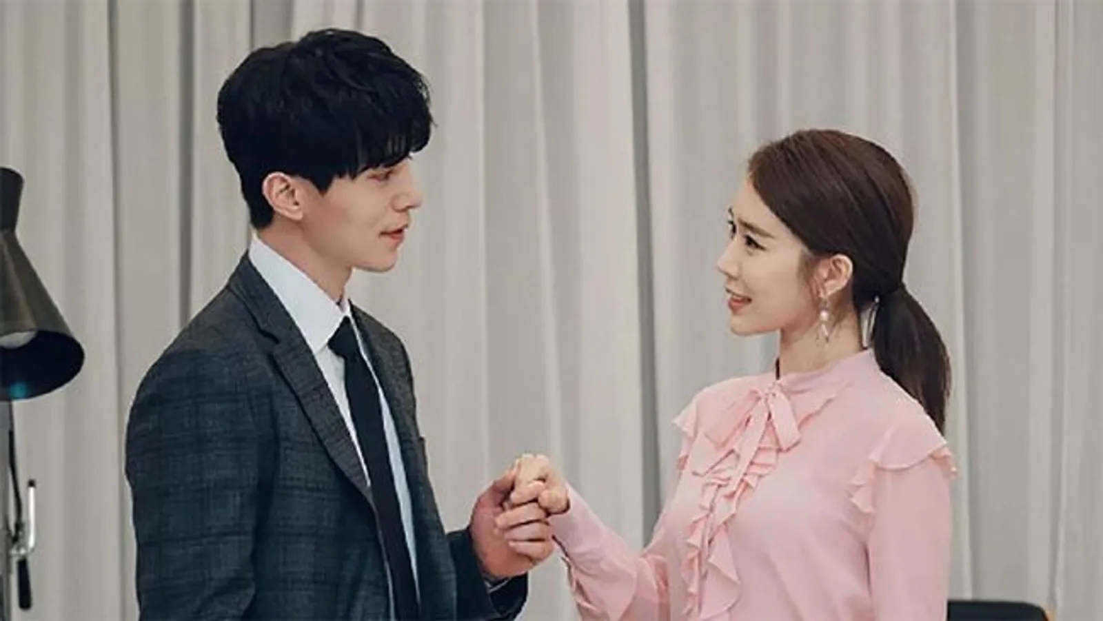 10 Drama Korea Tentang Cinta Satu Kantor, Romantis Banget!