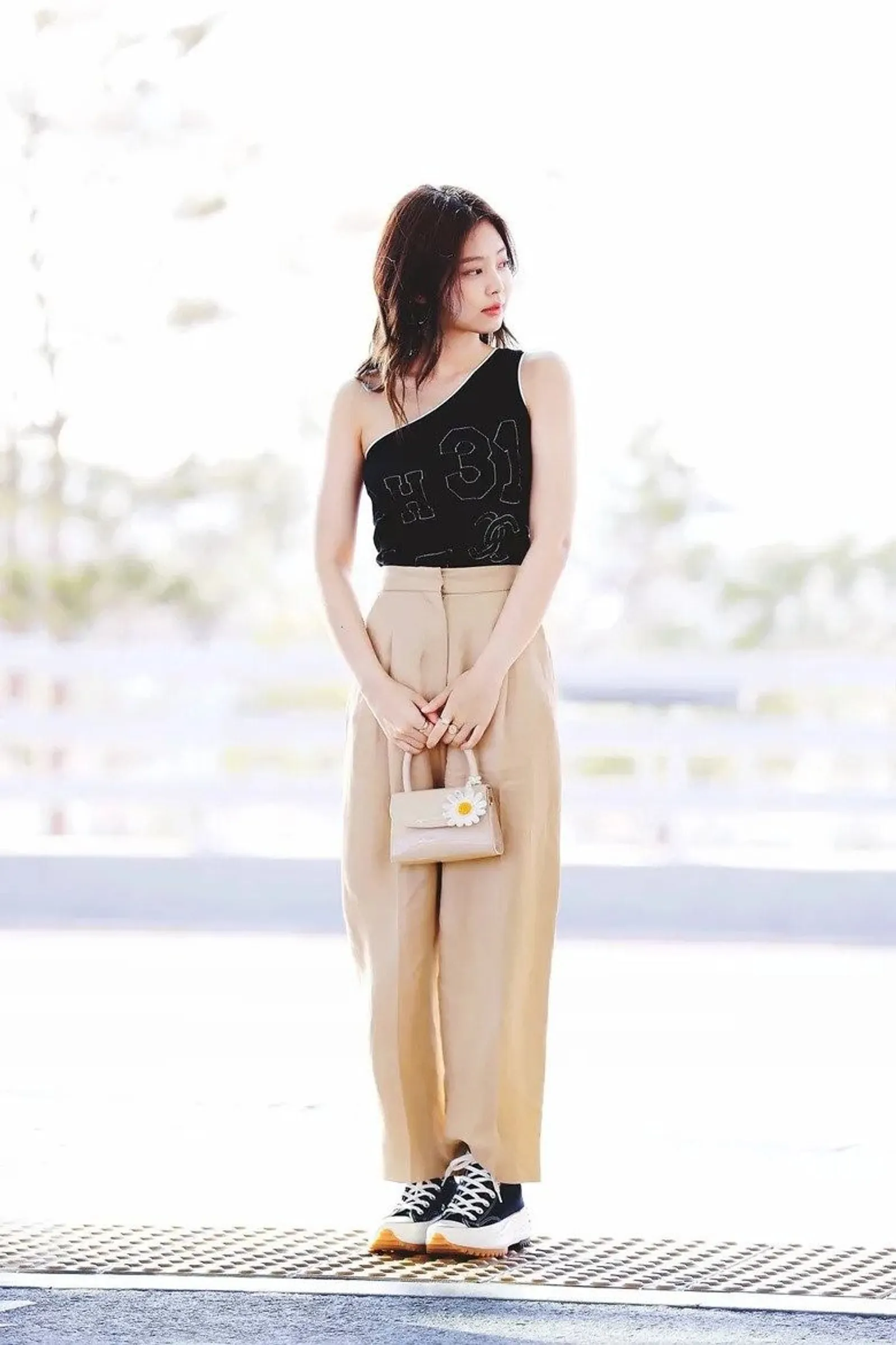 Ide Mix & Match Outfit Pakai Sepatu Converse a La K-Pop Idol