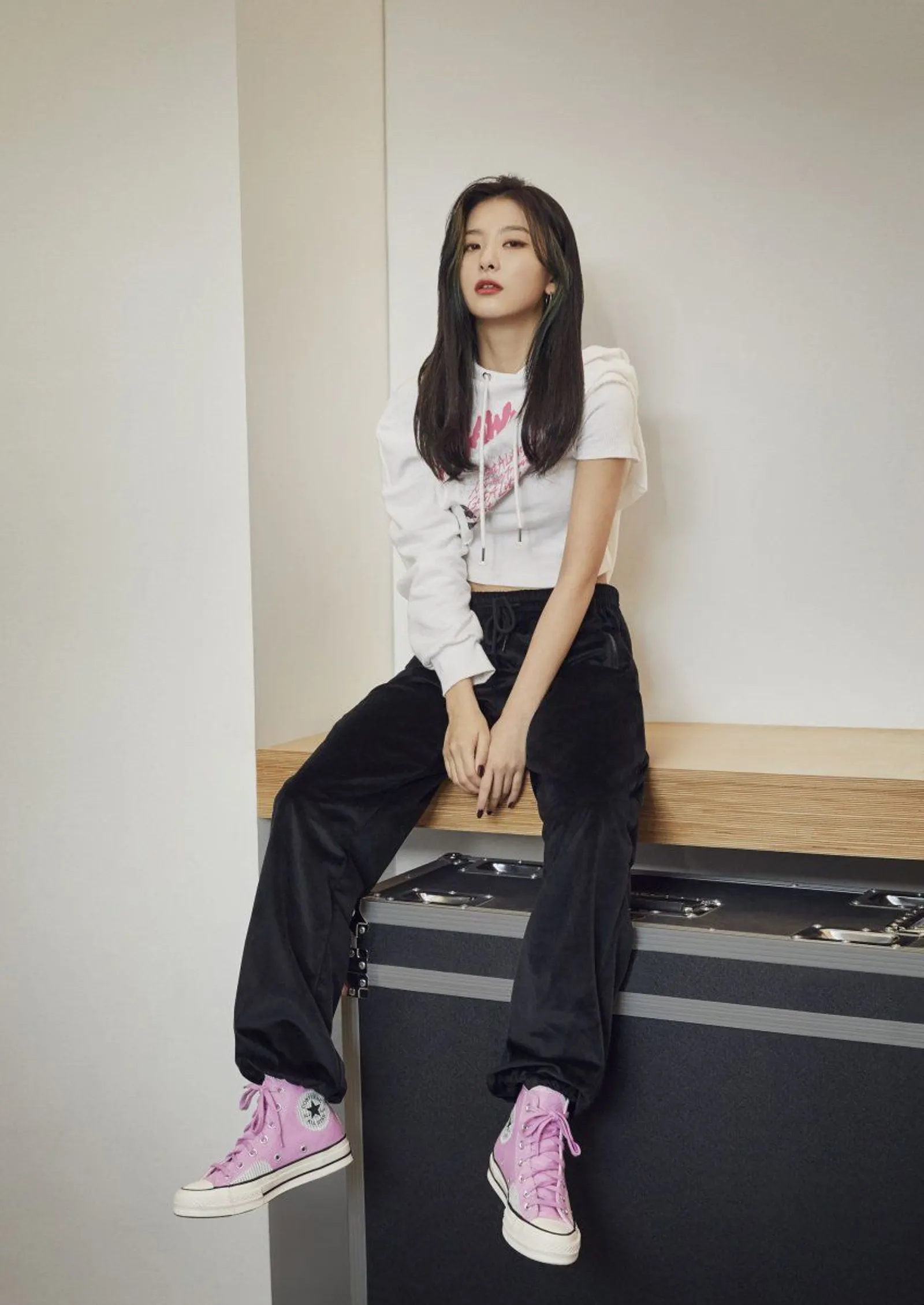 Ide Mix & Match Outfit Pakai Sepatu Converse a La K-Pop Idol