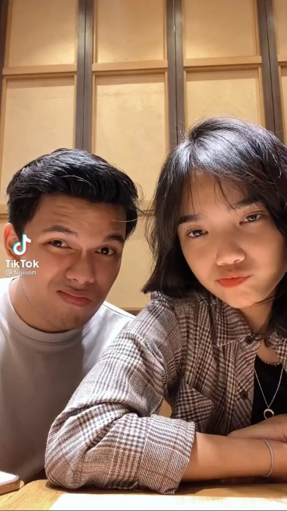 Kakak Adik Romantis, 10 Potret Adu Mesra Atta-Aurel vs Thariq-Fuji