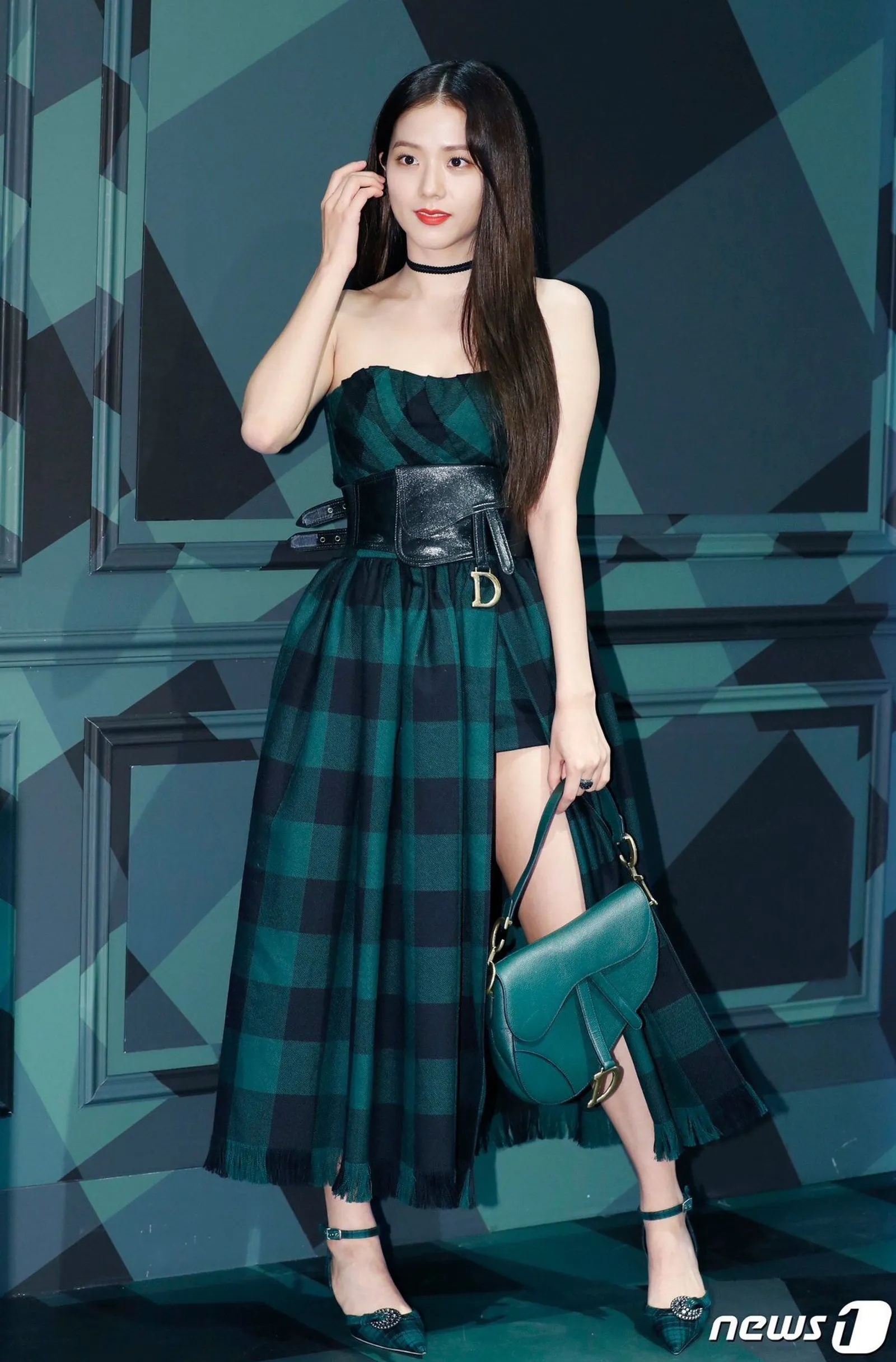 Mewah dan Glamor, Ini 10 Gaya Terbaik Jisoo BLACKPINK Pakai Dress Dior