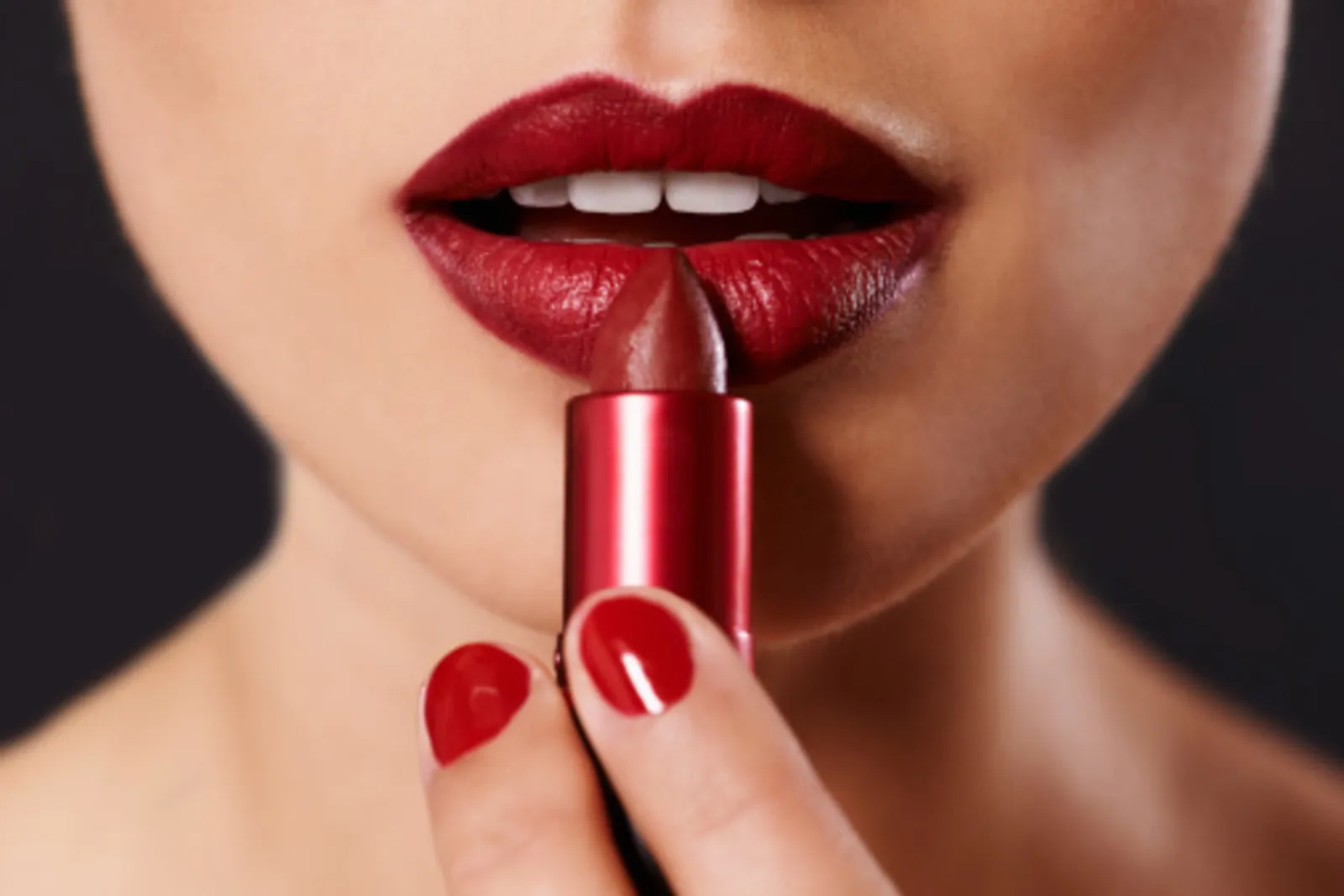 Tips Memilih Lipstik Merah yang Cocok untuk Warna Kulitmu, Sudah Tahu?