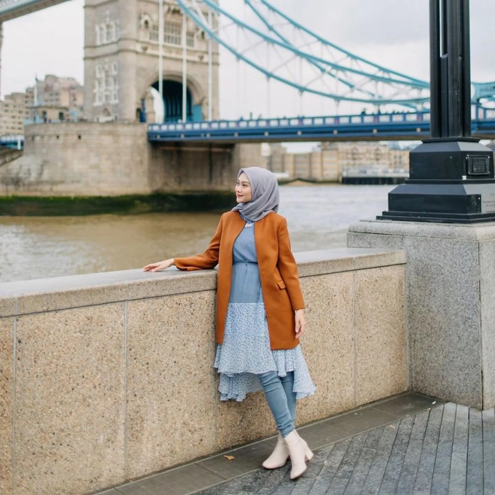 Inspirasi Padu-padan Tunik dan Celana Jeans untuk Hijabers