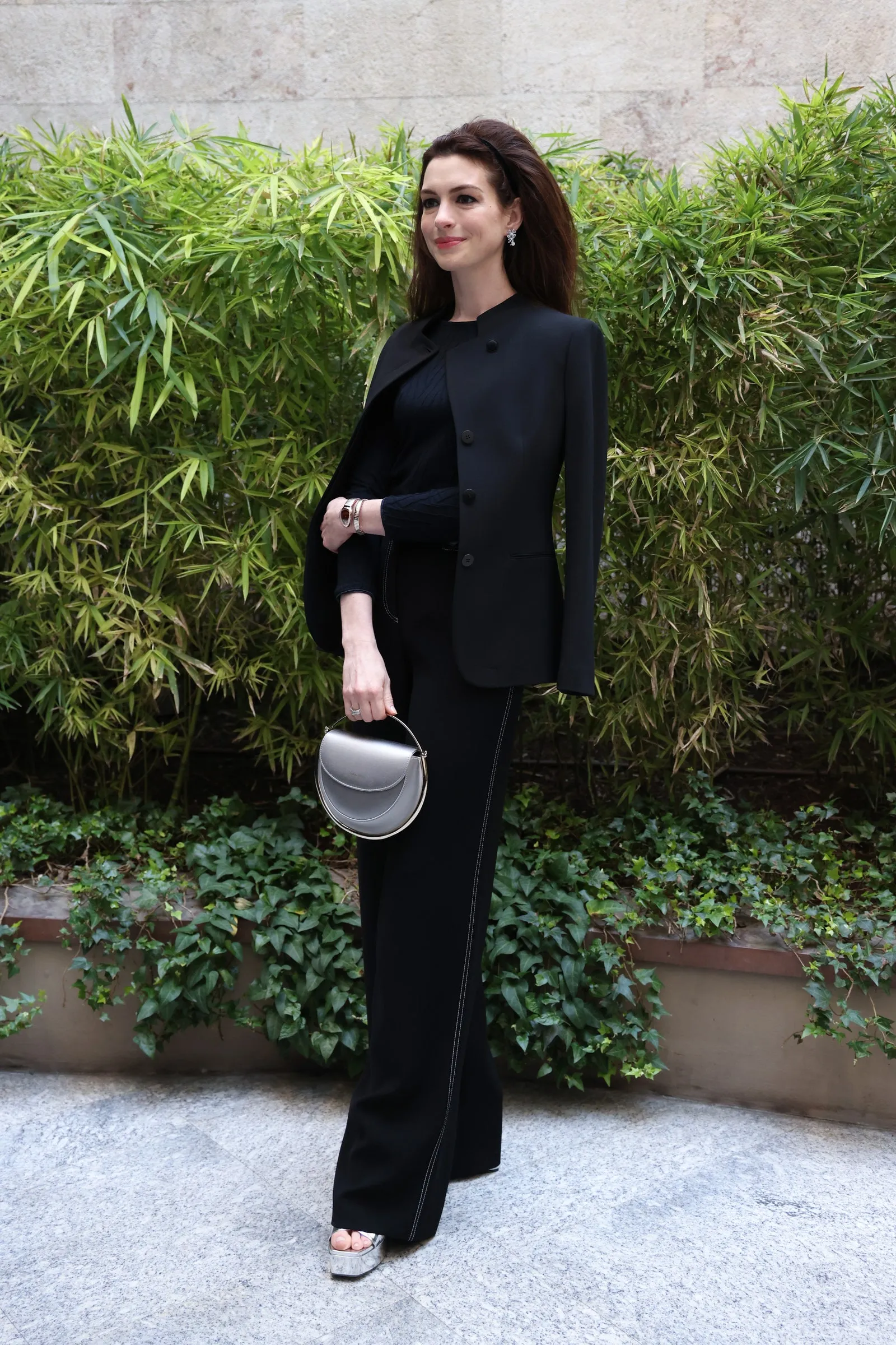 Anne Hathaway hingga Rihanna, Gaya Seleb di Milan Fashion Week 2022