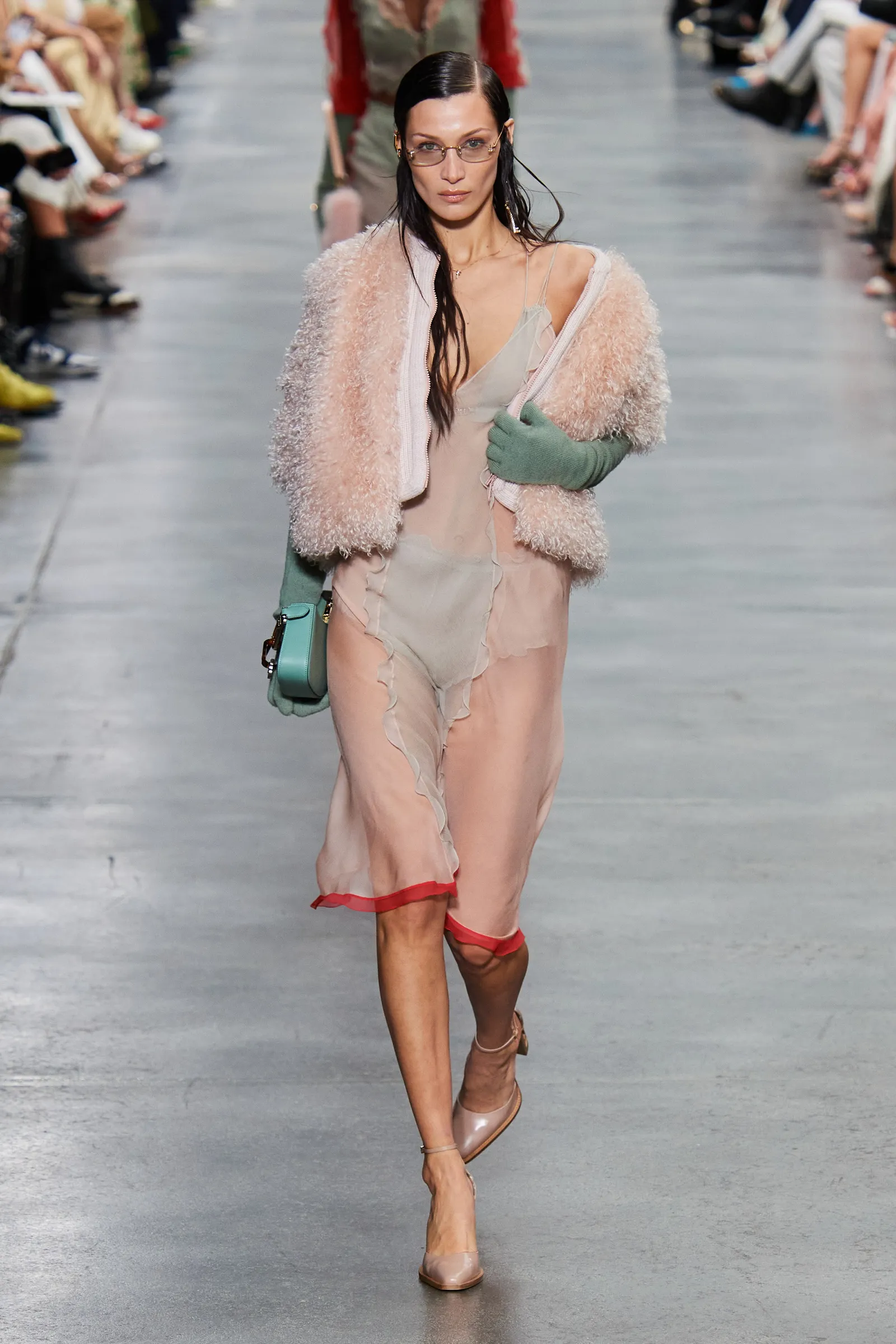 Anne Hathaway hingga Rihanna, Gaya Seleb di Milan Fashion Week 2022