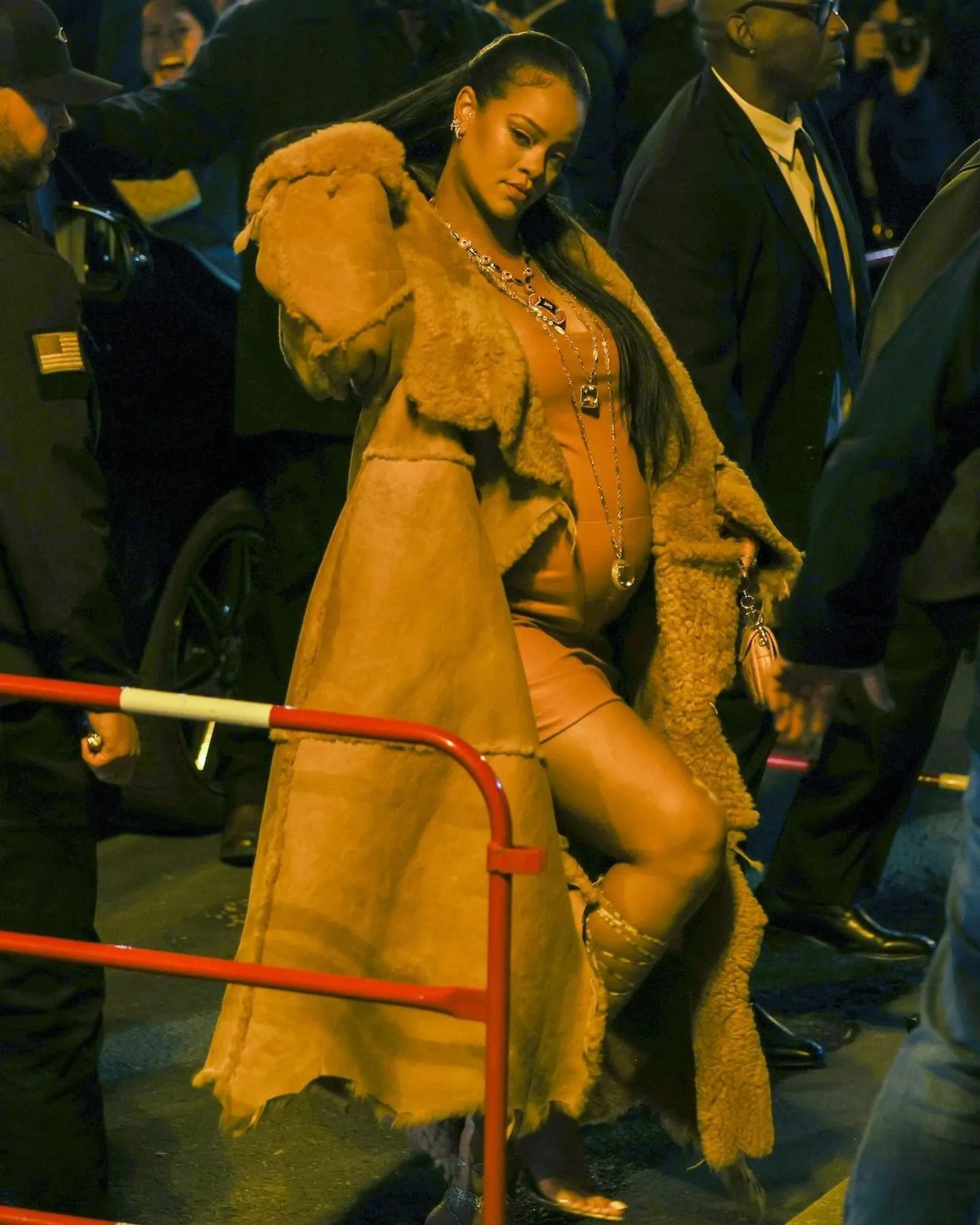 Deretan Potret Seksi Rihanna saat Hadiri Fashion Show