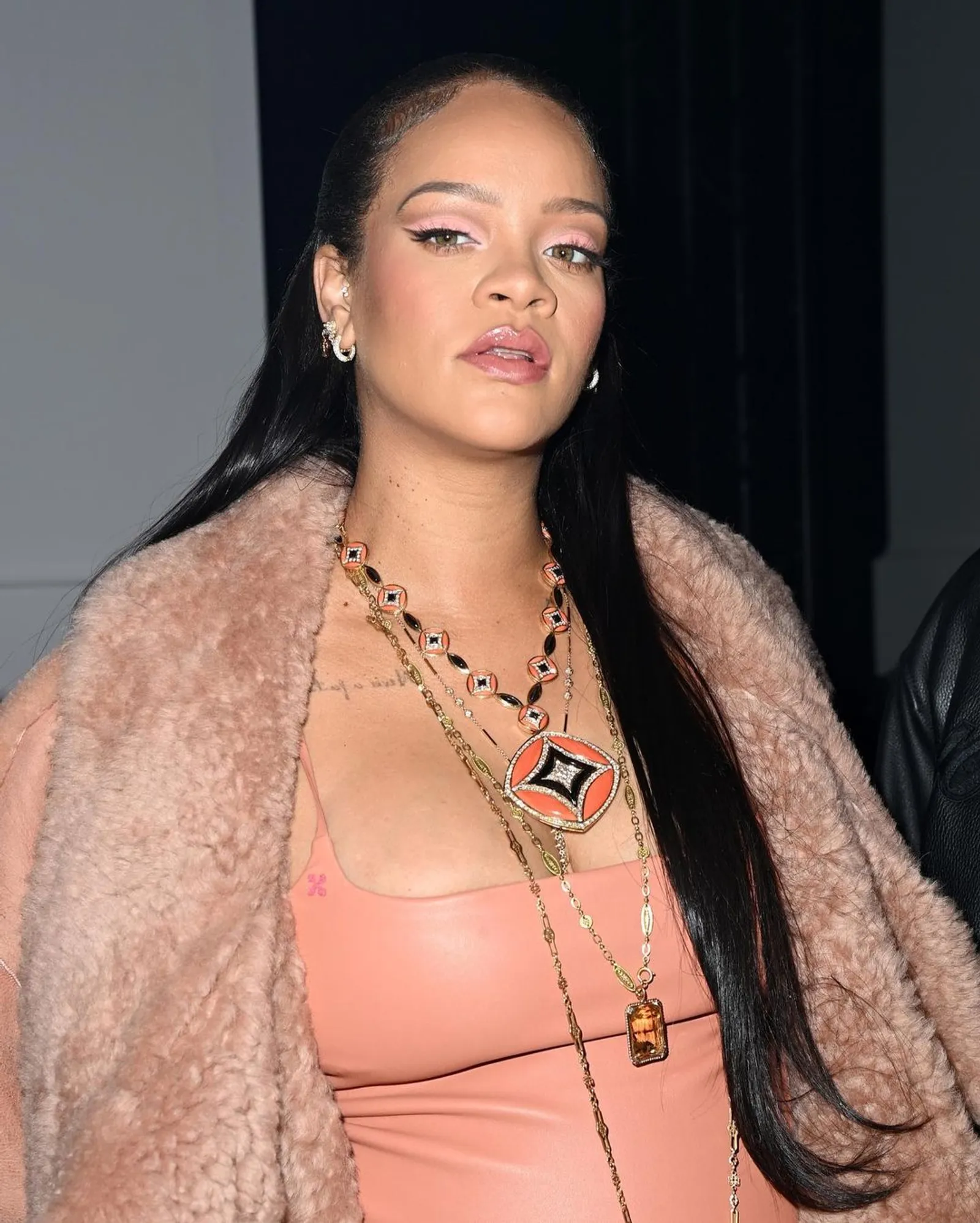 Deretan Potret Seksi Rihanna saat Hadiri Fashion Show