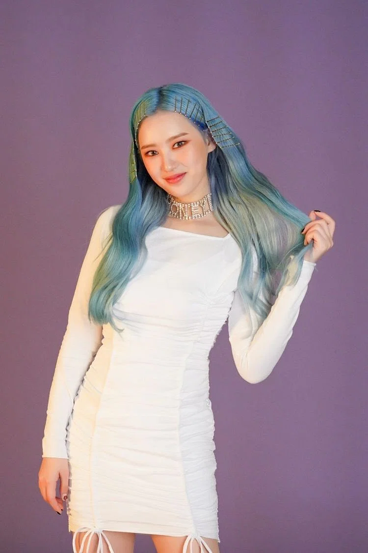 Begini 7 Potret Idol Kpop dengan Rambut Biru, Unik dan Memesona! 