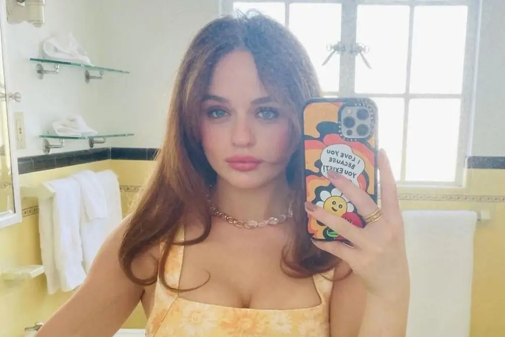 Baru Dilamar, 7 Pesona Joey King dari Riasan Natural Hingga Playful 