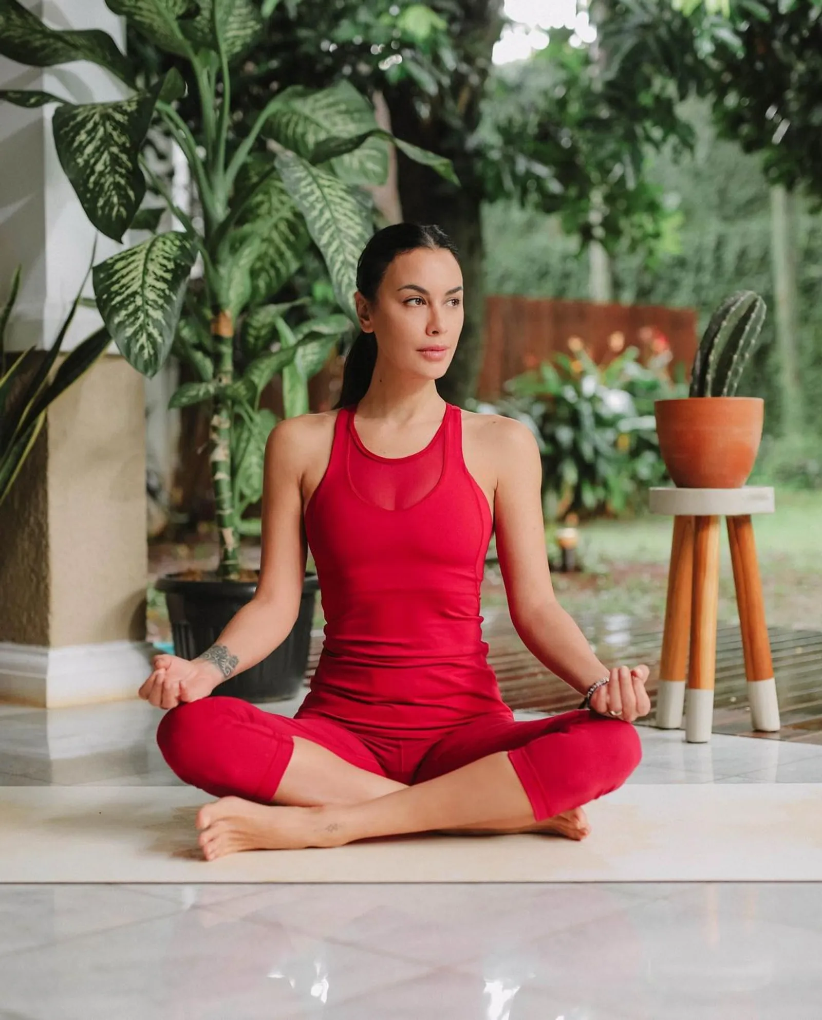 Bikin Tubuh Sehat, Ini 7 Artis Indonesia yang Gemar Olahraga Yoga
