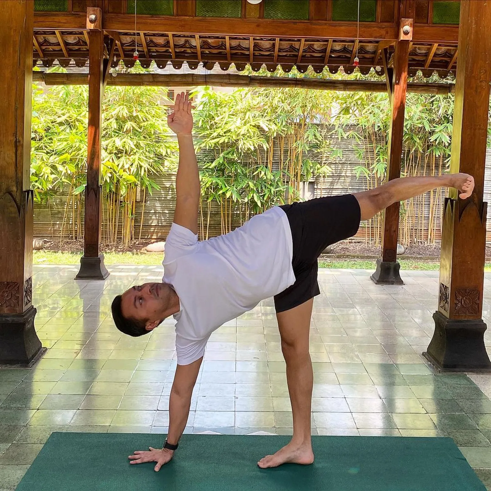Bikin Tubuh Sehat, Ini 7 Artis Indonesia yang Gemar Olahraga Yoga