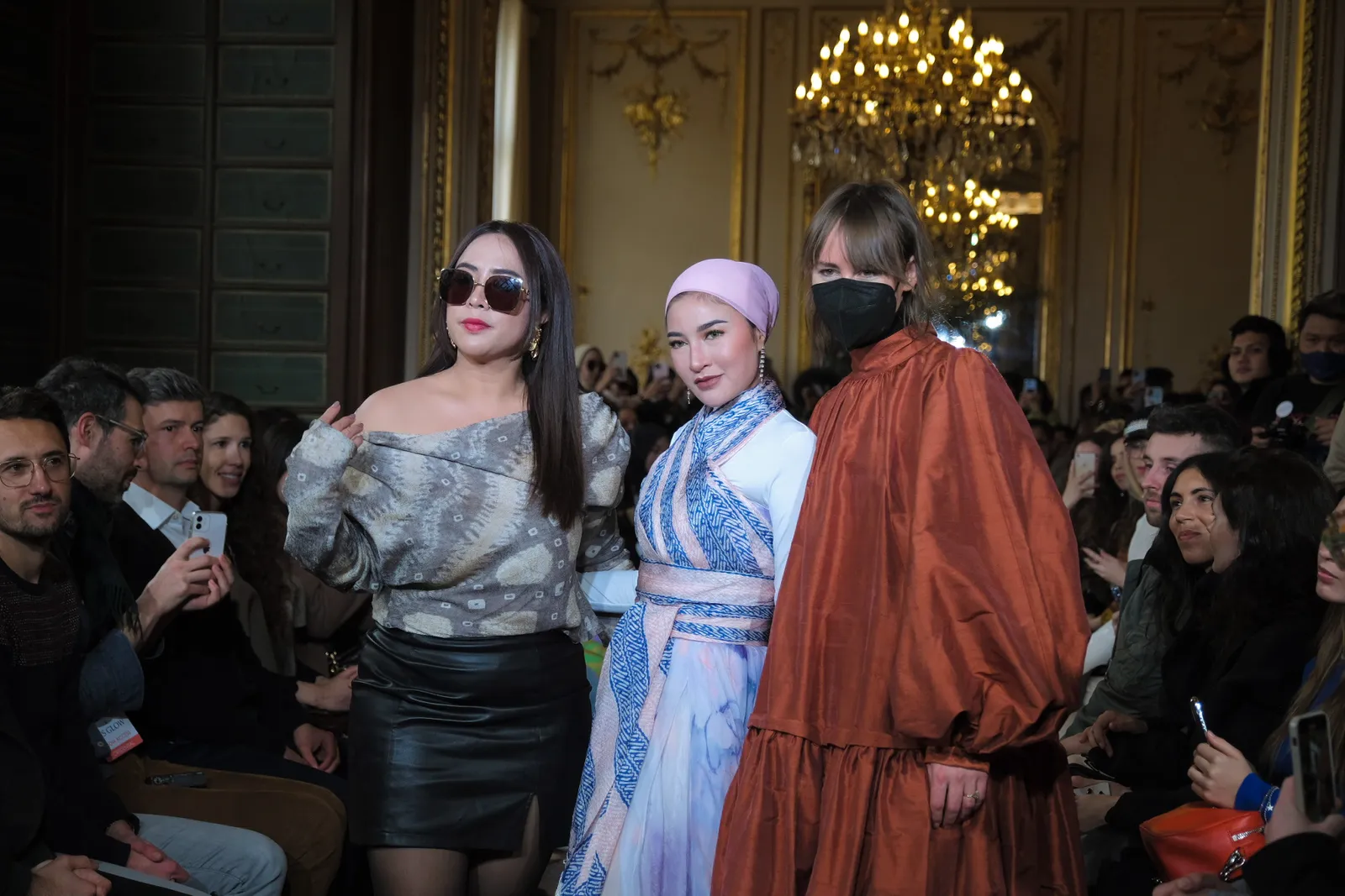 Gaun Kolaborasi Leanne Marshall x MS Glow di Paris Fashion Week 2022