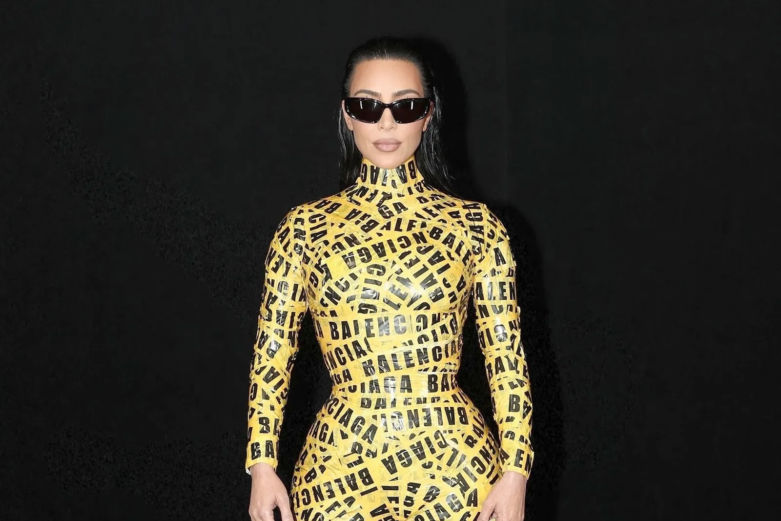 Kim Kardashian 'Lilit' Tubuh Pakai Lakban Kuning Balenciaga