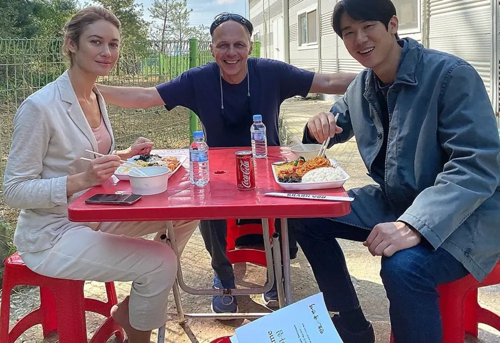 Yoo Yeon Seok Bertemu Olga Kurylenko di 'Vanishing: Unsolved Case'