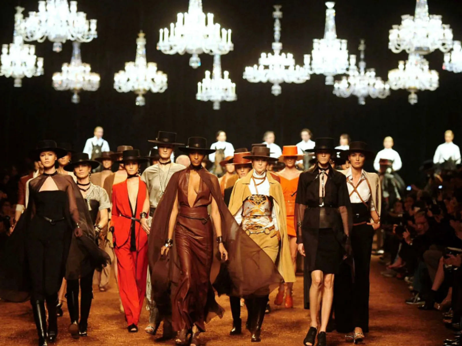 Deretan Fashion Show Ikonik Sepanjang Sejarah Paris Fashion Week