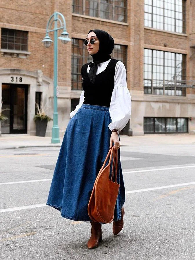 Tips Padu-padan Rok Denim untuk Hijabers