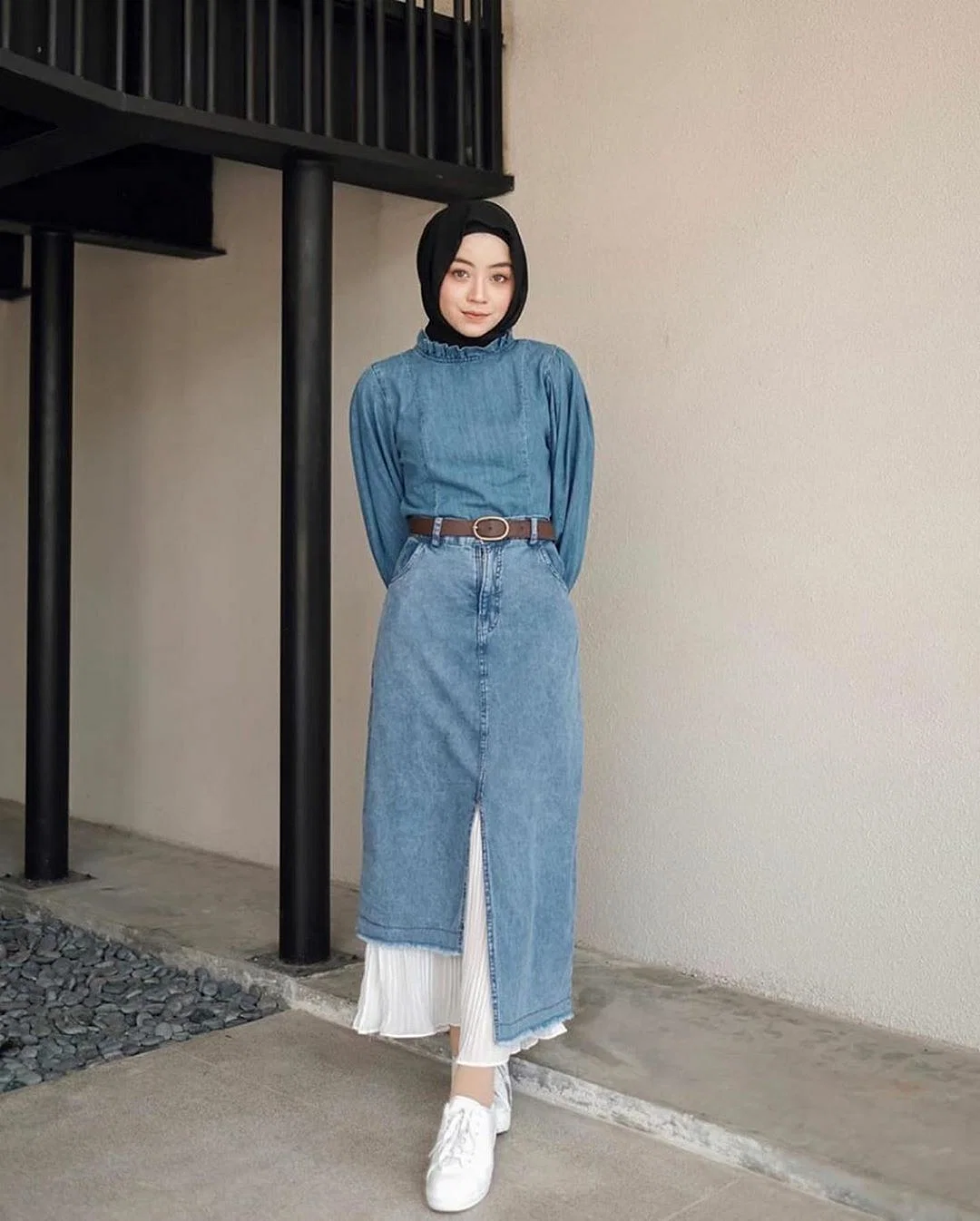 Tips Padu-padan Rok Denim untuk Hijabers