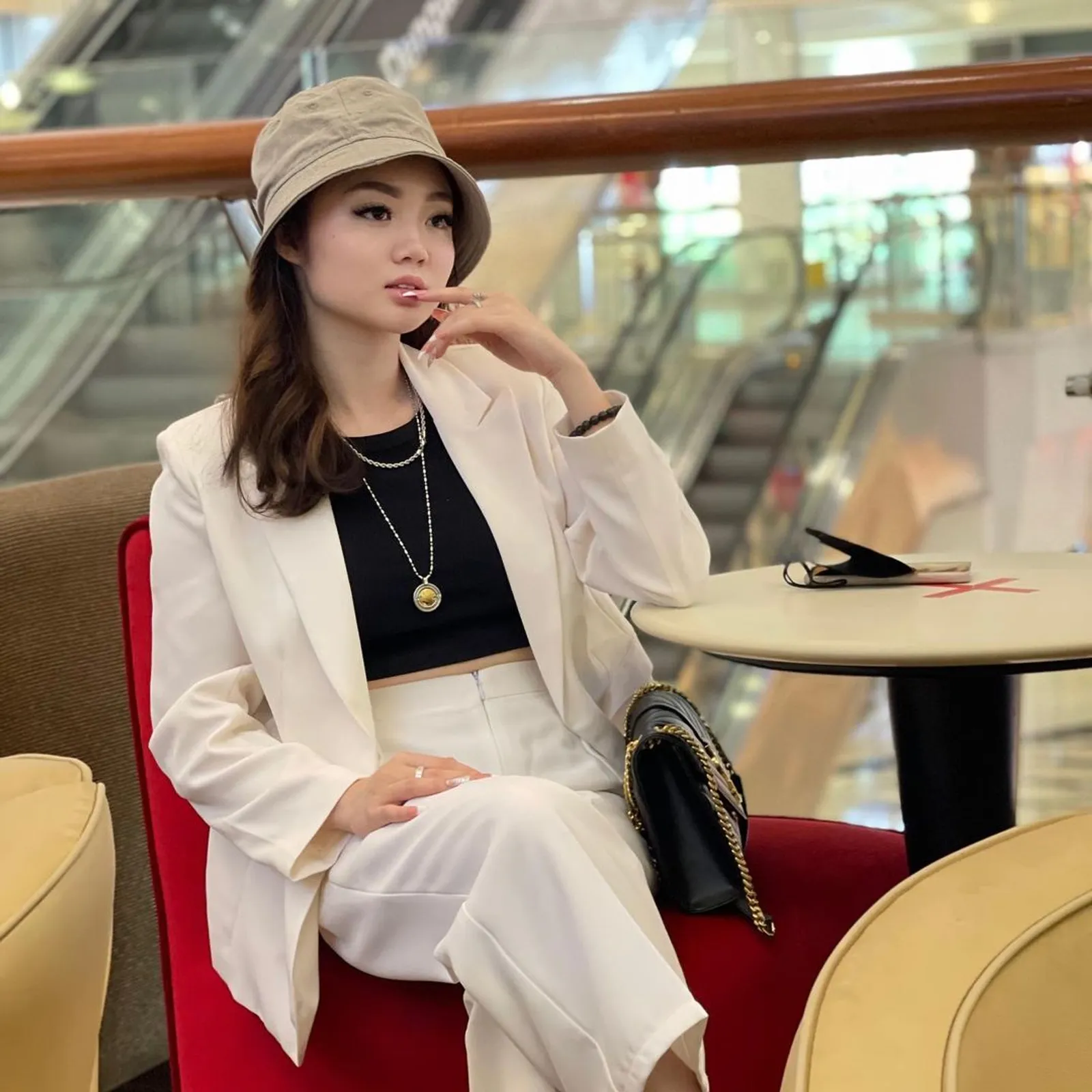 Gaya Vanessa Khong, Calon Istri Indra Kenz yang Suka Pakai Bucket Hat