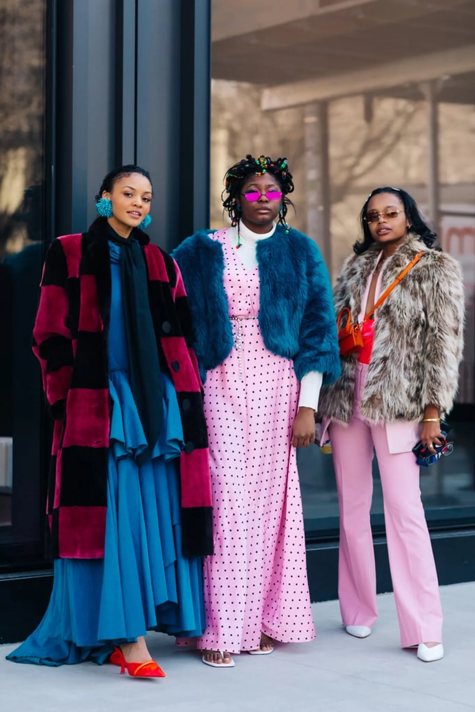 Tips OOTD Pakai Statement Coat a La Street Style di Fashion Week
