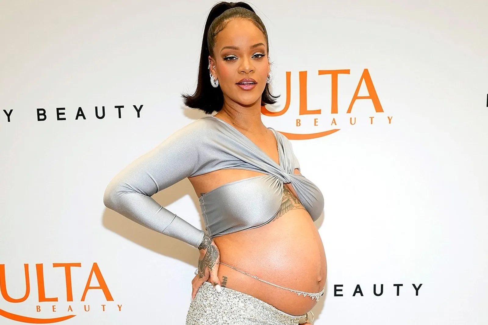 Gaya Seksi Rihanna Ekspos Kehamilan di Acara Fenty Beauty