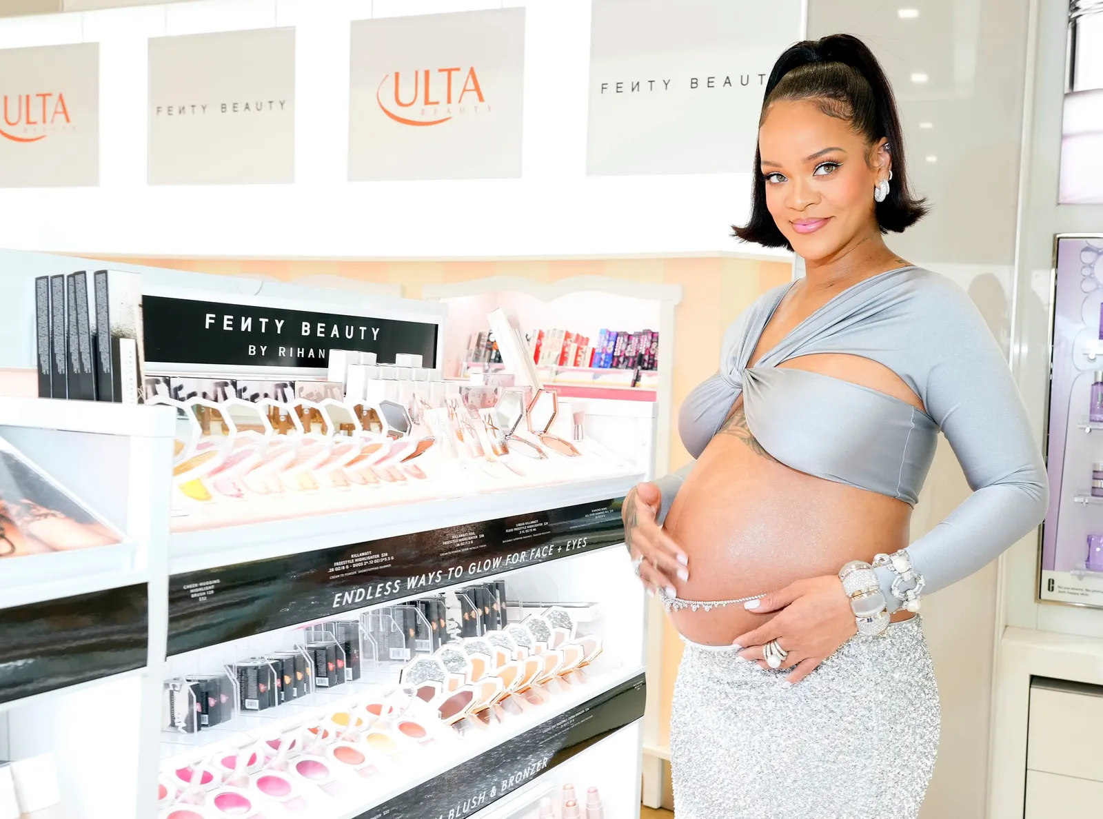 Gaya Seksi Rihanna Ekspos Kehamilan di Acara Fenty Beauty