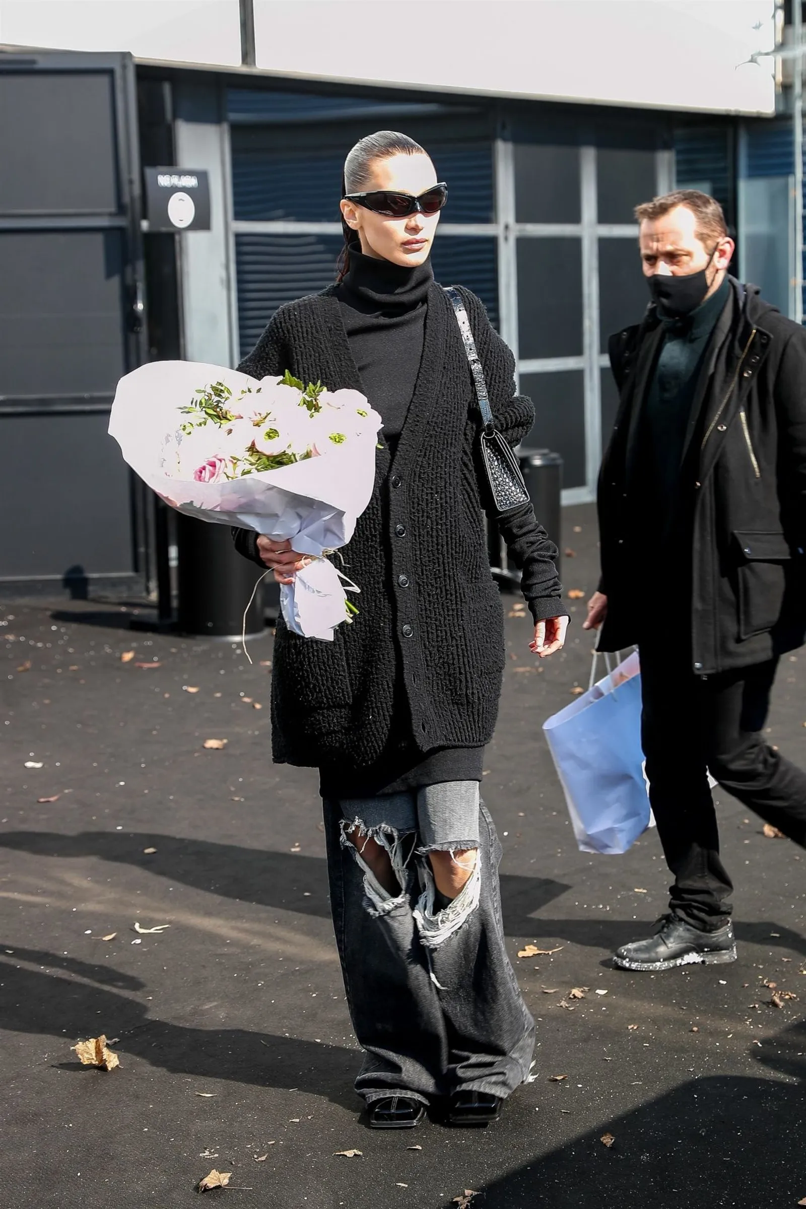 Street Style Modis Gigi dan Bella Hadid Selama Paris Fashion Week
