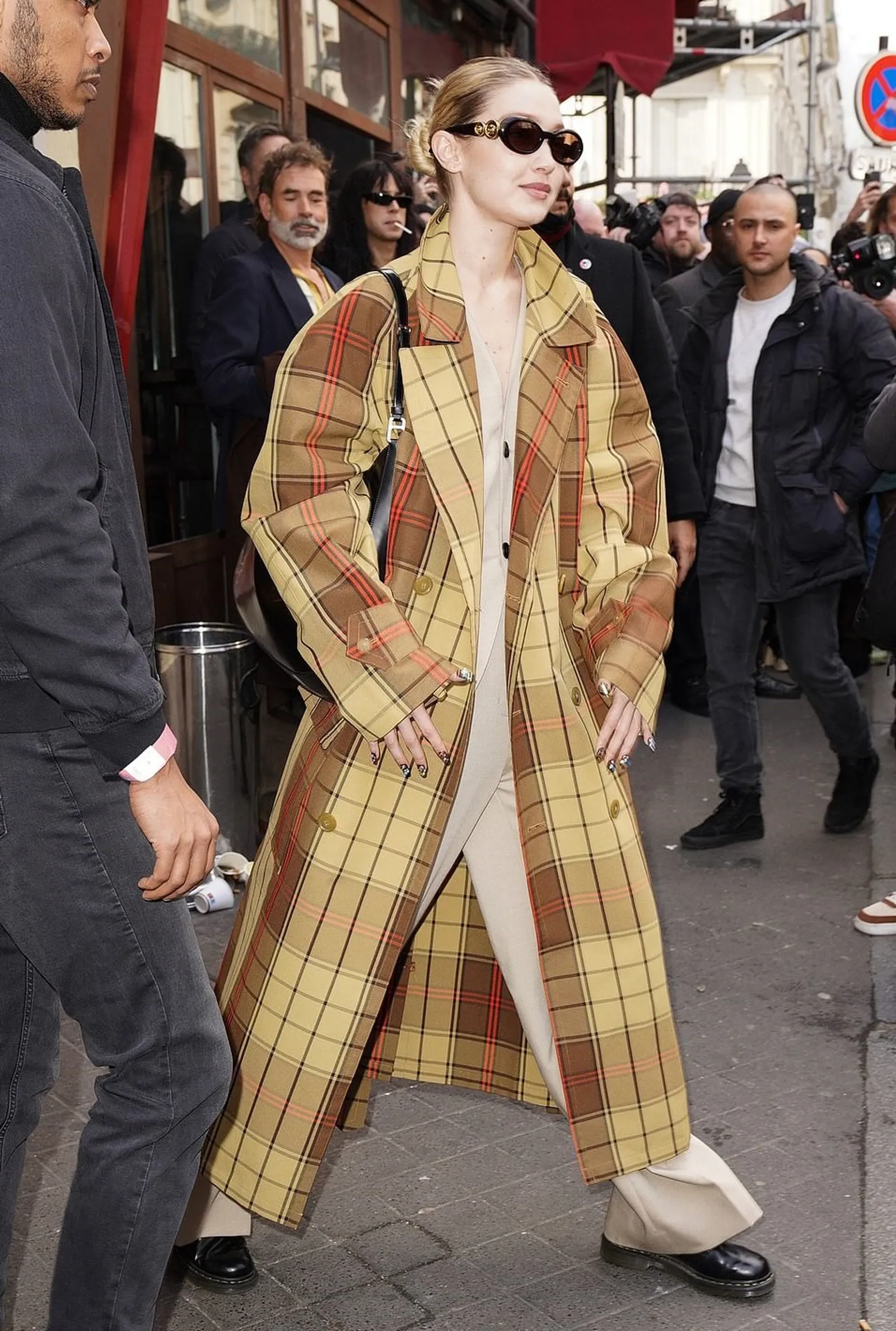 Street Style Modis Gigi dan Bella Hadid Selama Paris Fashion Week