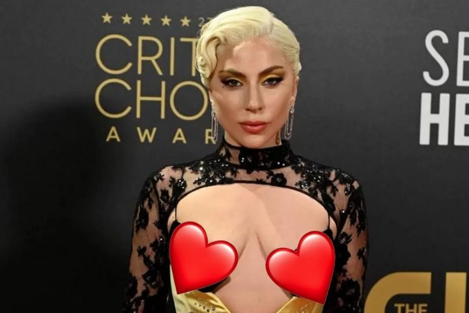Lady Gaga Pamer Payudara di Karpet Merah Critics' Choice Awards 2022