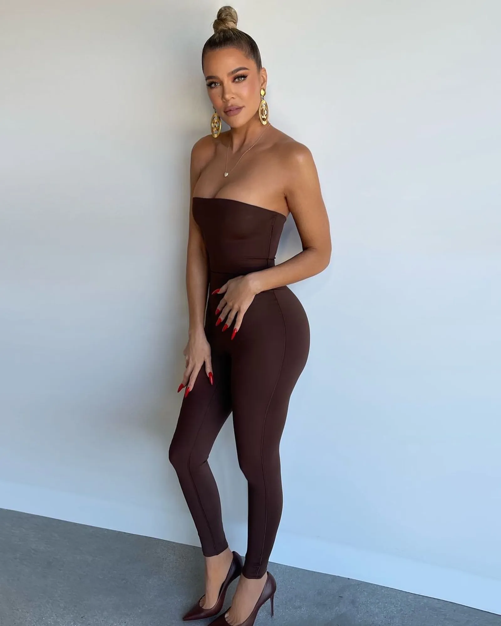 Gaya Seksi Khloé Kardashian Pakai Outfit yang Dinilai Terlalu Ketat