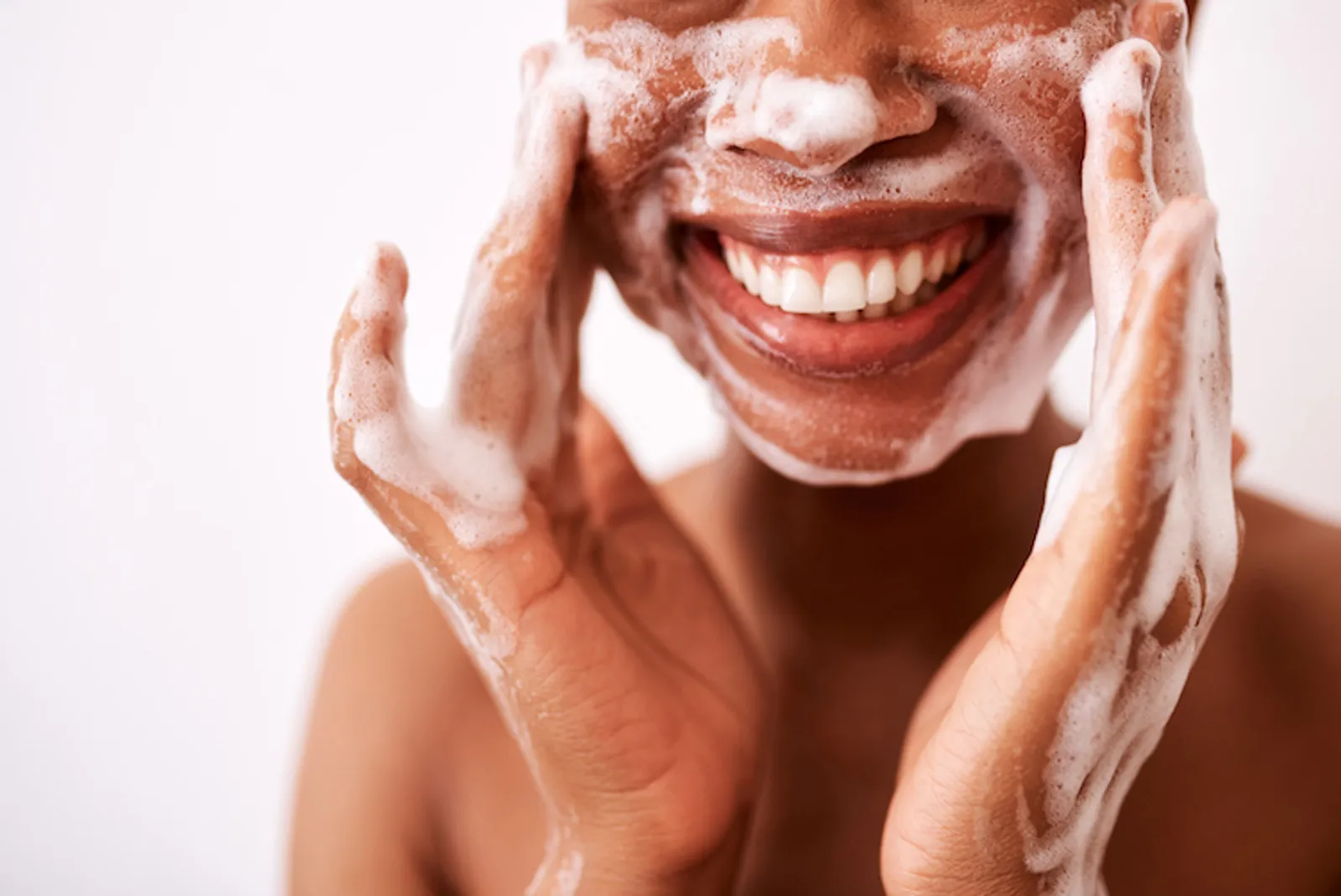 Jangan Asal! Ini 5 Tips Memilih Sabun Muka untuk Kulit Berjerawat