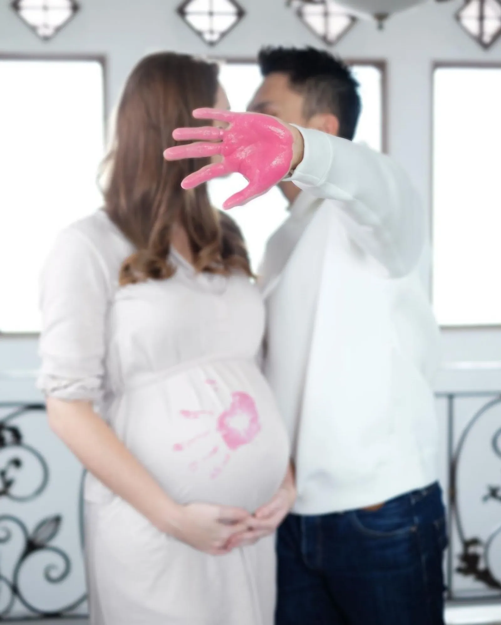 Gemas! Intip 10 Momen Gender Reveal Artis yang Unik dan Curi Perhatian