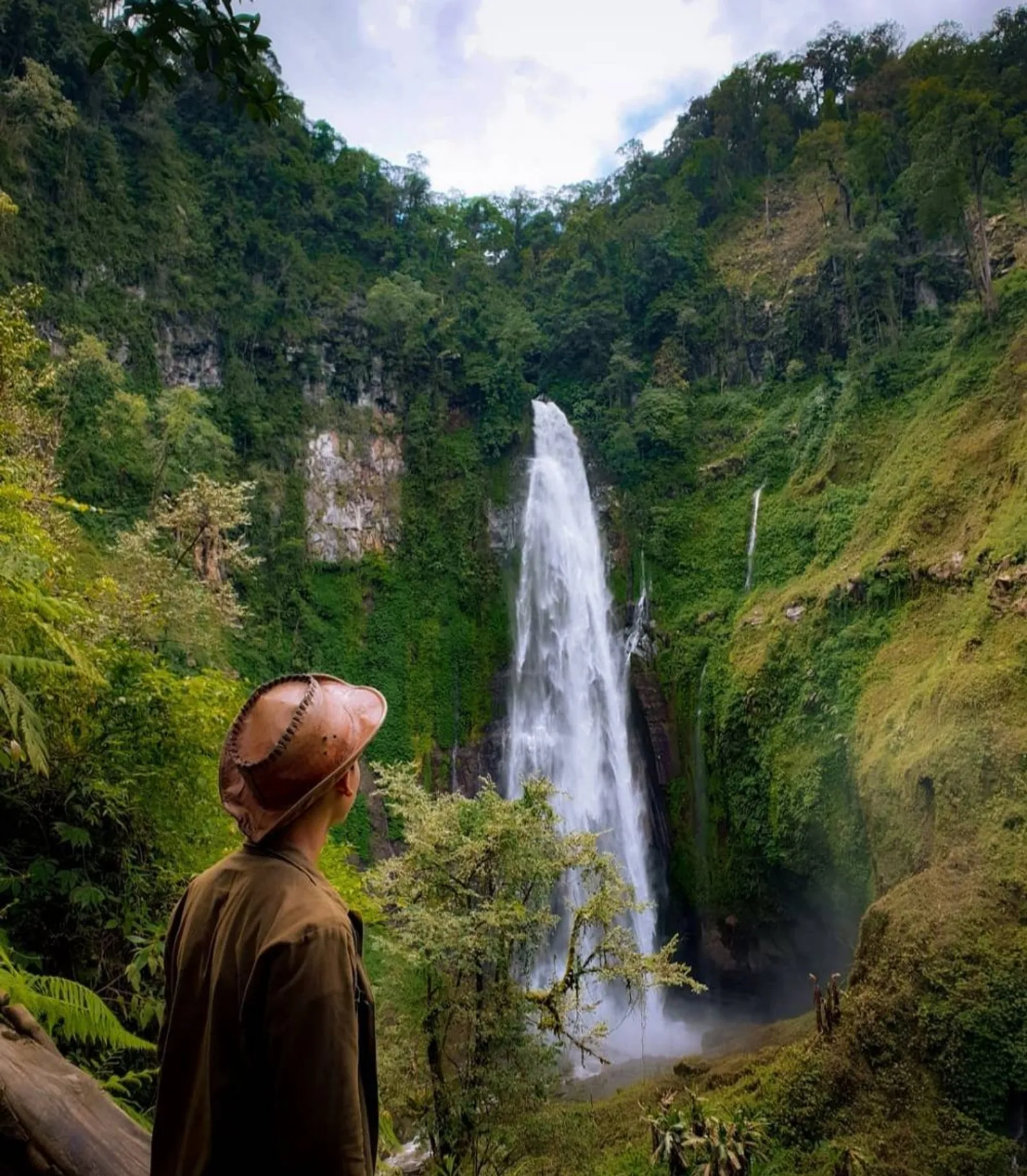 Nggak Cuma Pantai, ini 10 Wisata Air Terjun di Lombok