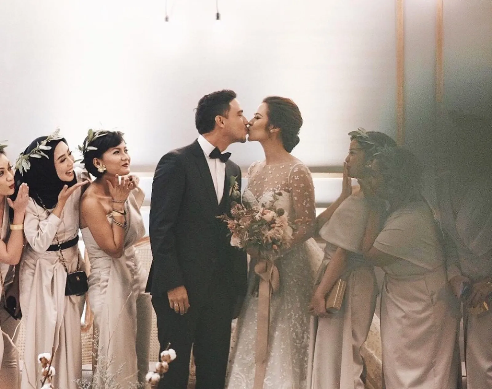10 Momen Ciuman Pertama Artis Indonesia di Hari Pernikahannya