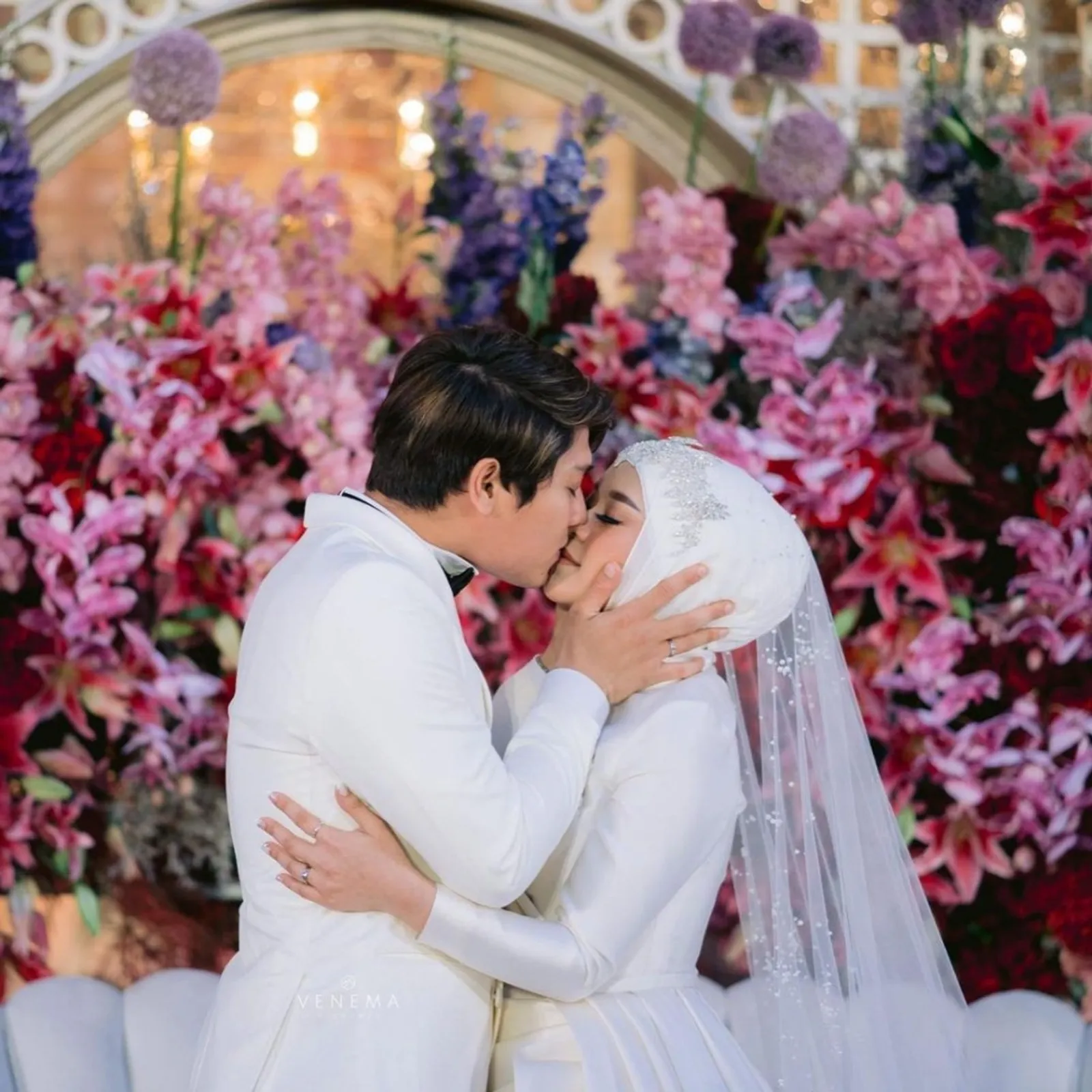 10 Momen Ciuman Pertama Artis Indonesia di Hari Pernikahannya