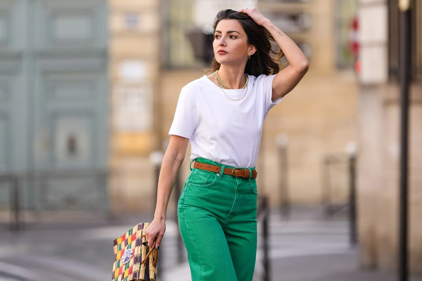 Tips Padu-padan Pakai T-shirt Putih yang Anti Boring untuk Perempuan